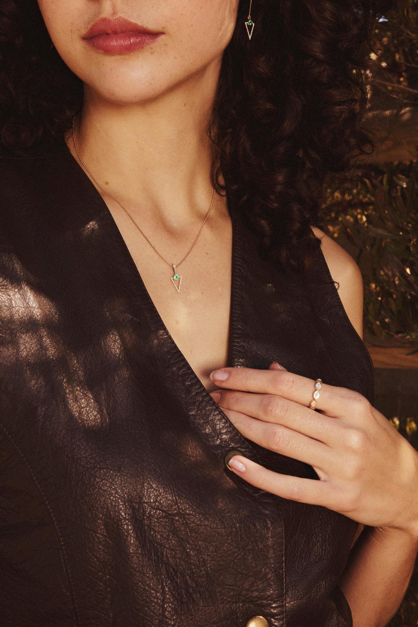 Artigiano Collana Arrow con smeraldo e diamanti in vendita