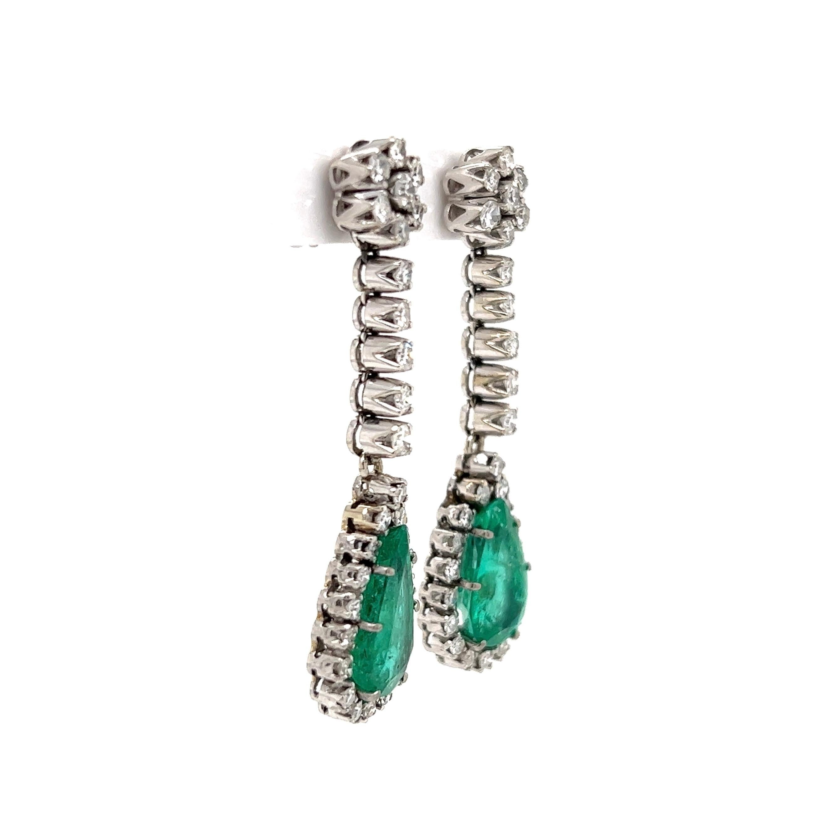 Emerald and Diamond Art Deco Revival Gold Drop Earrings Estate Fine Jewelry In Excellent Condition For Sale In Montreal, QC