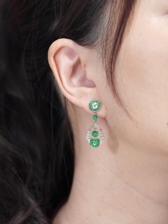 Boucles d'oreilles pendantes en or blanc 18 carats avec émeraudes et diamants de style Art déco