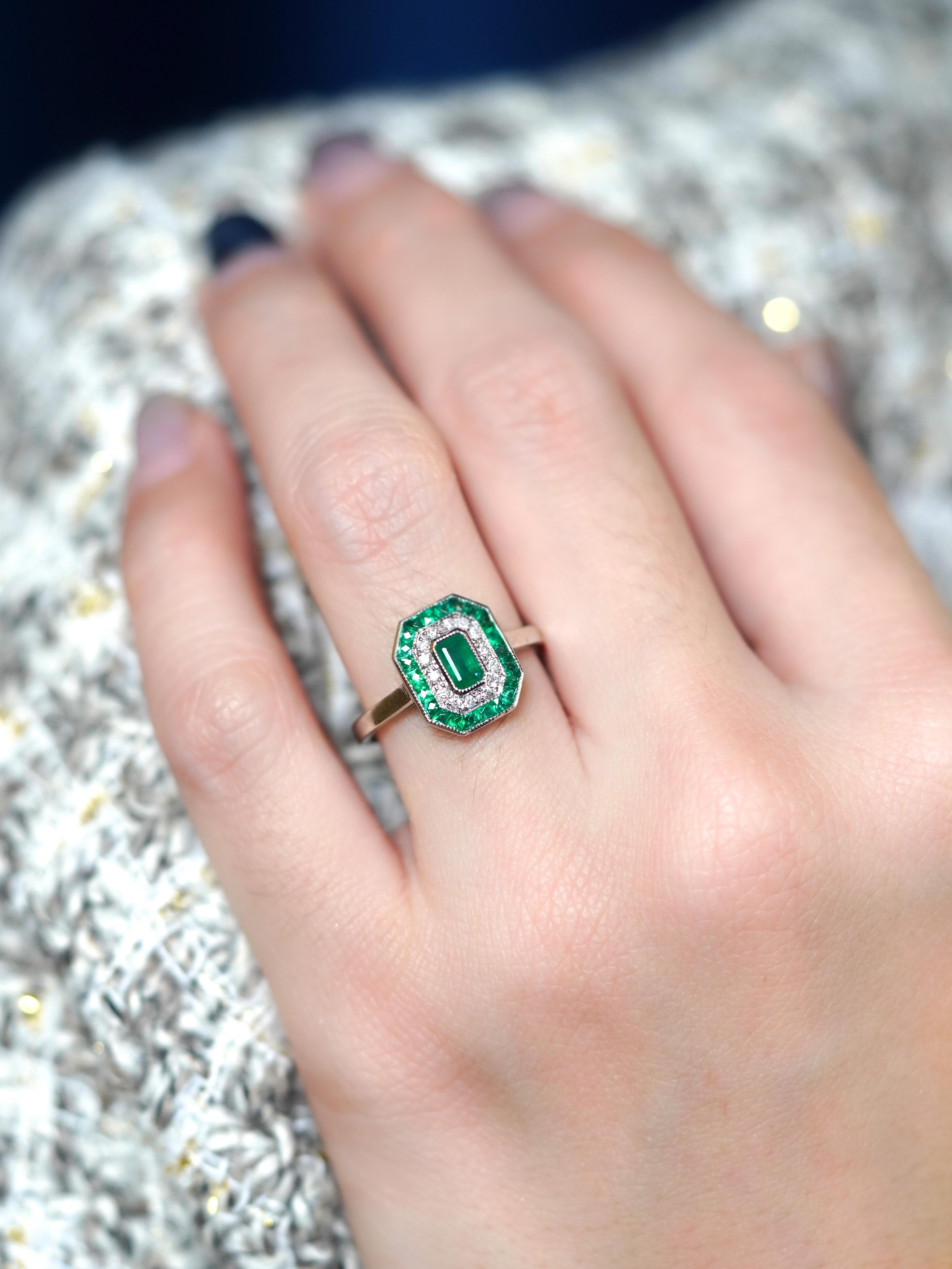 Emerald and Diamond Art Deco Style Engagement Ring in 14K White Gold In New Condition For Sale In Bangkok, TH