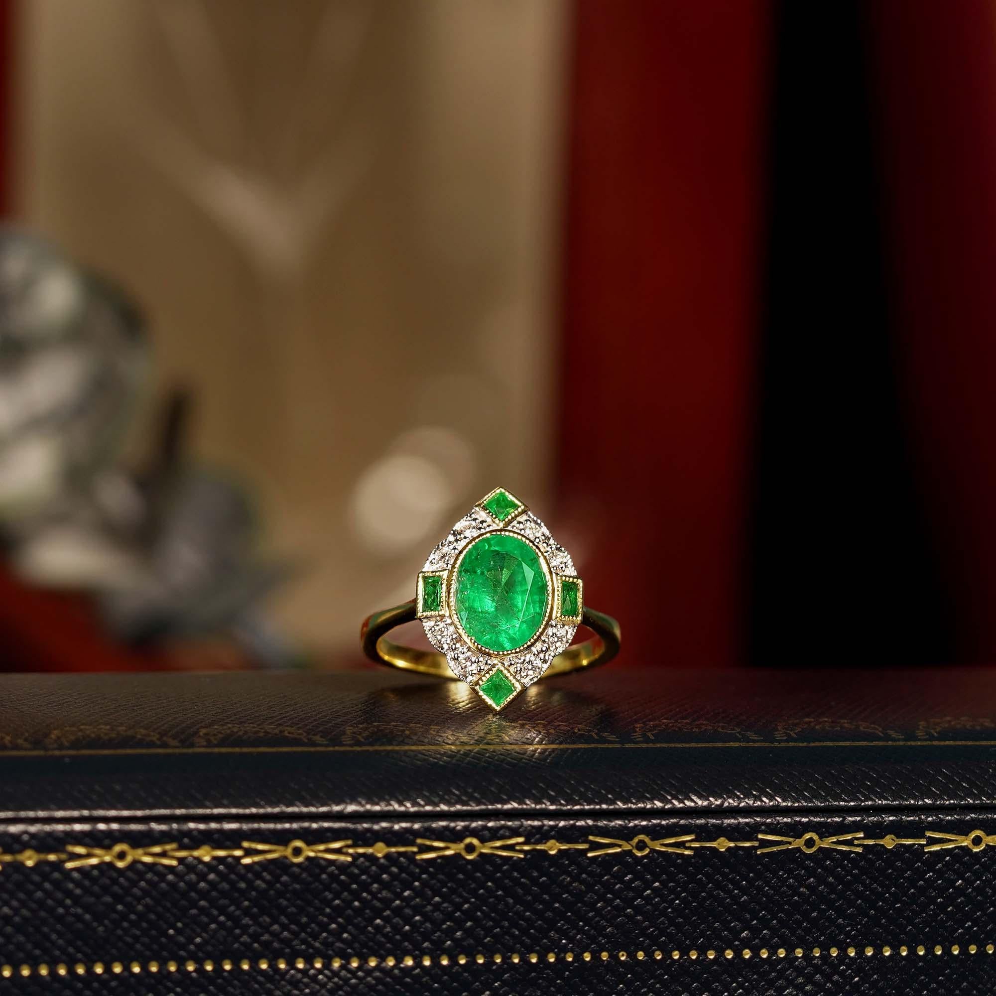 Cette bague de fiançailles de style Art déco en or jaune 18 carats est ornée d'une émeraude ovale de 2 carats encadrée de diamants, dégageant une élégance intemporelle. De petites émeraudes sont placées en haut, en bas, à gauche et à droite, chacune
