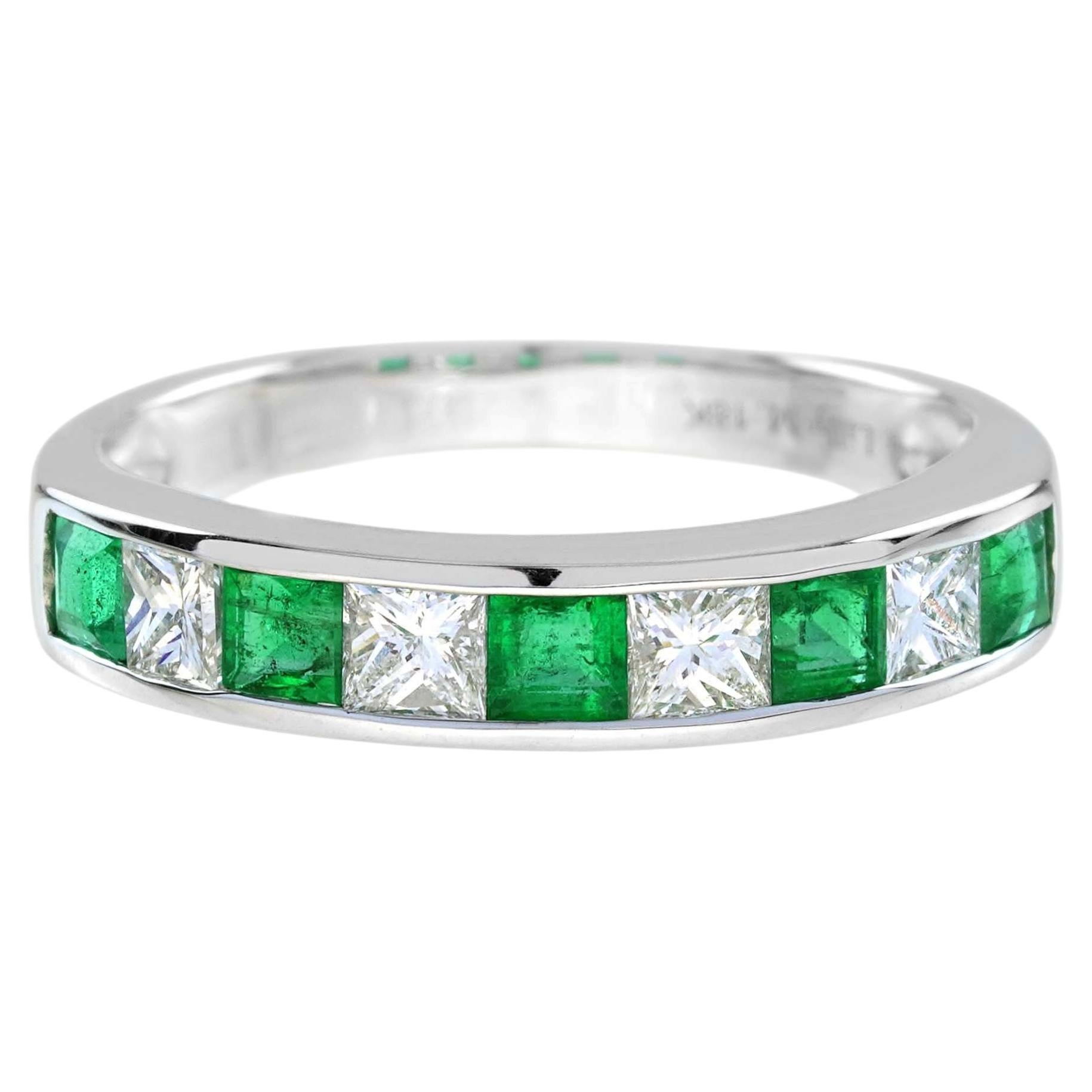 Anillo de media alianza estilo Art Déco con esmeralda y diamantes en oro blanco de 18 quilates