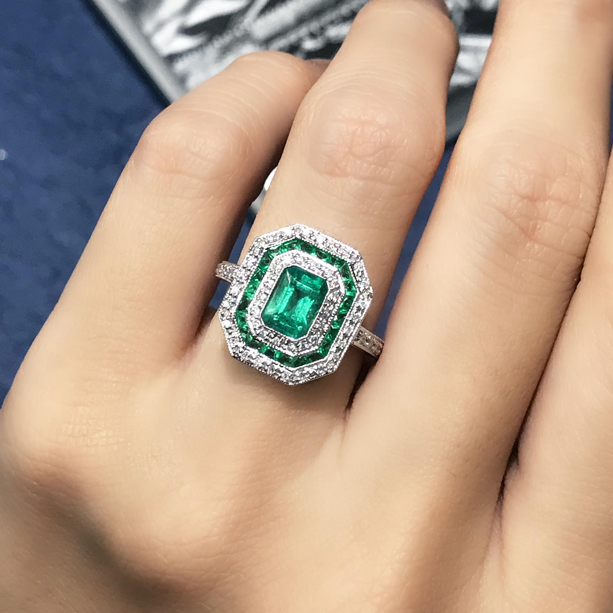 Achteckiger Verlobungsring aus 18 Karat Weißgold mit Smaragd und Diamant im Art-déco-Stil (Art déco)