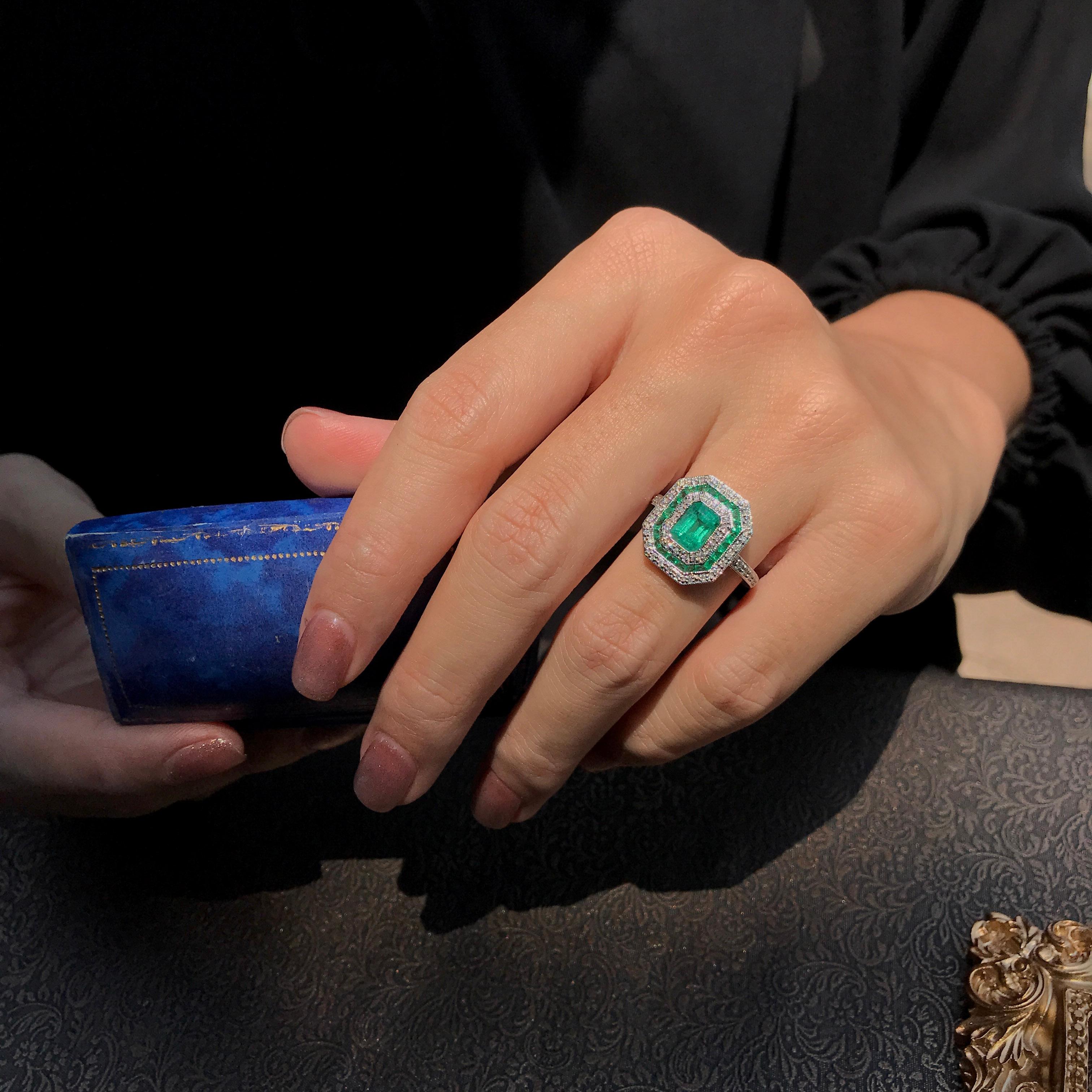 Achteckiger Verlobungsring aus 18 Karat Weißgold mit Smaragd und Diamant im Art-déco-Stil (Smaragdschliff)