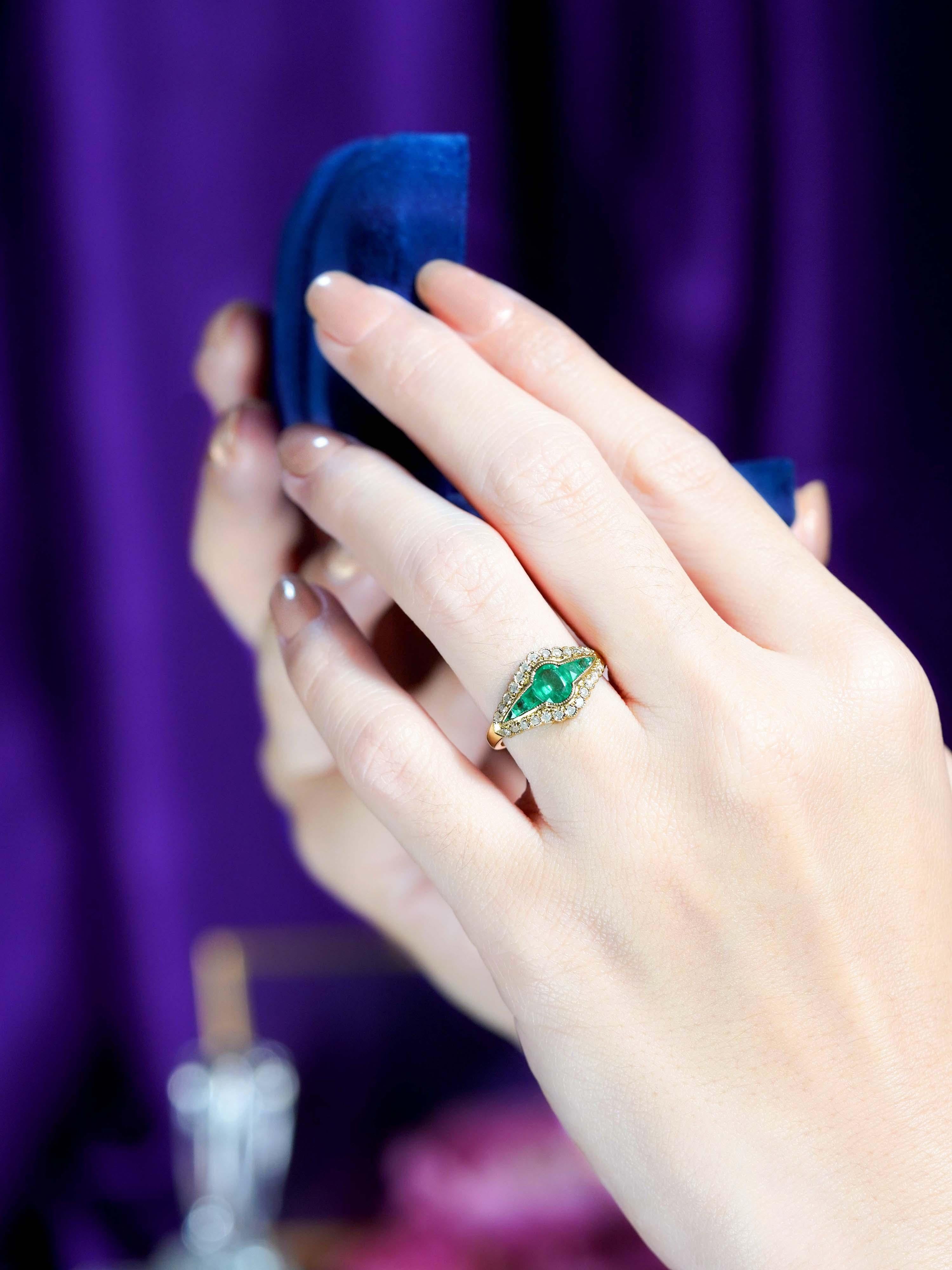 D'une élégance intemporelle, cette bague Halo de style Art déco en émeraude naturelle et diamant est ornée d'une émeraude naturelle vibrante en son centre. Encadré d'un éblouissant halo de diamants, le design met en valeur la riche teinte verte avec