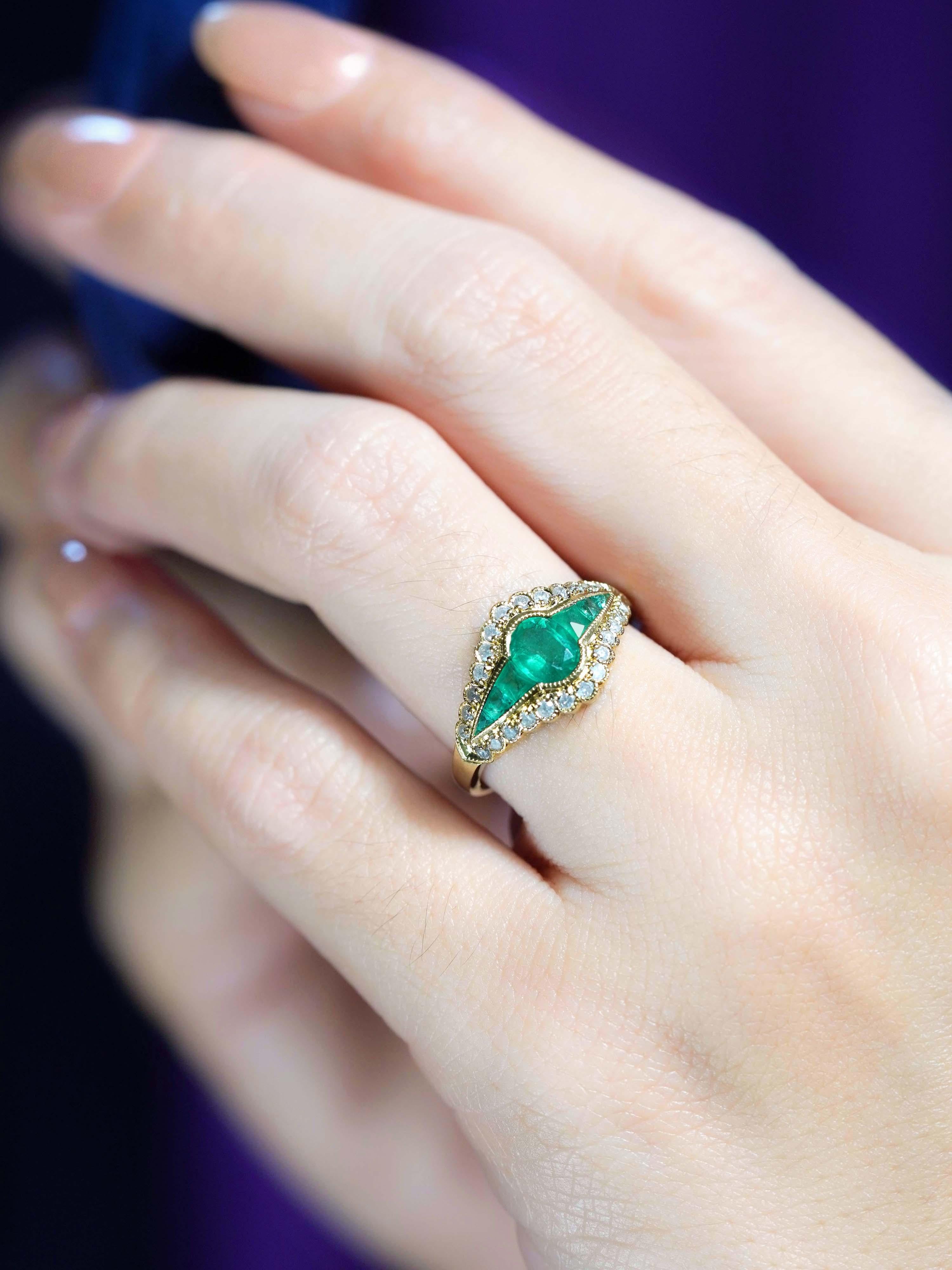 Anillo Estilo Art Decó con Esmeralda y Diamantes en Oro Amarillo de 9 K Corte oval en venta