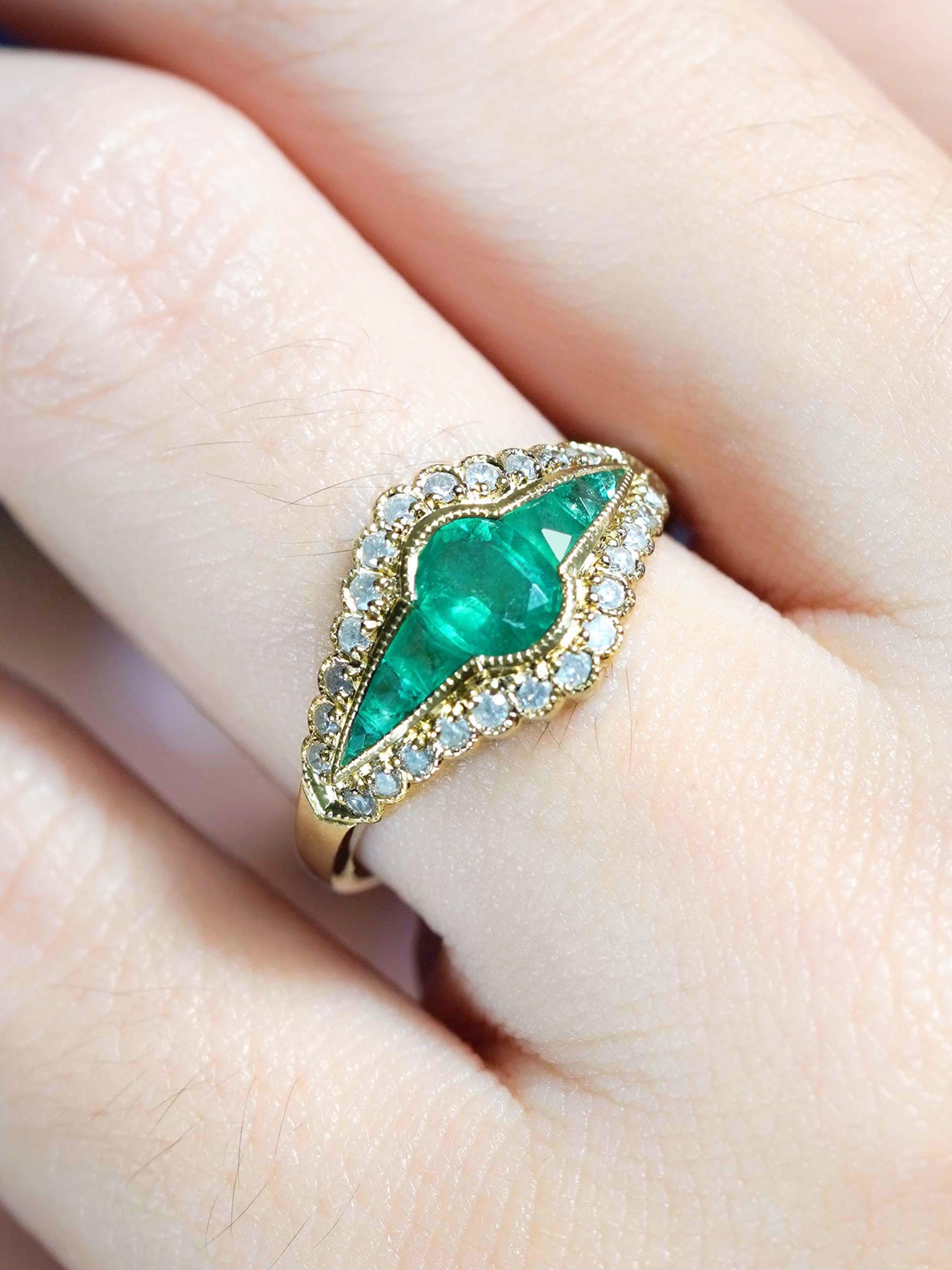 Anillo Estilo Art Decó con Esmeralda y Diamantes en Oro Amarillo de 9 K en Nuevo estado para la venta en Bangkok, TH