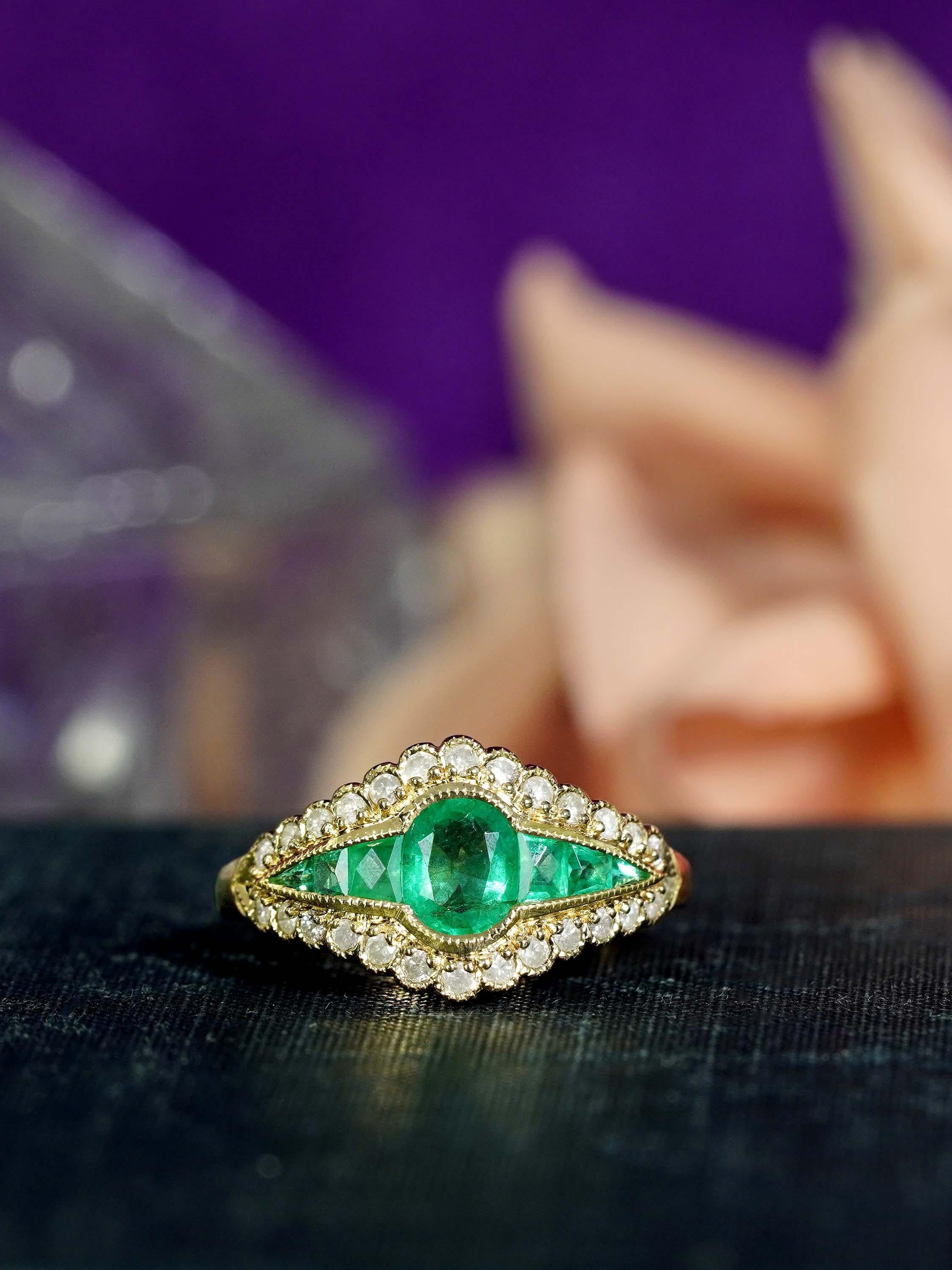 De las mujeres Anillo Estilo Art Decó con Esmeralda y Diamantes en Oro Amarillo de 9 K en venta