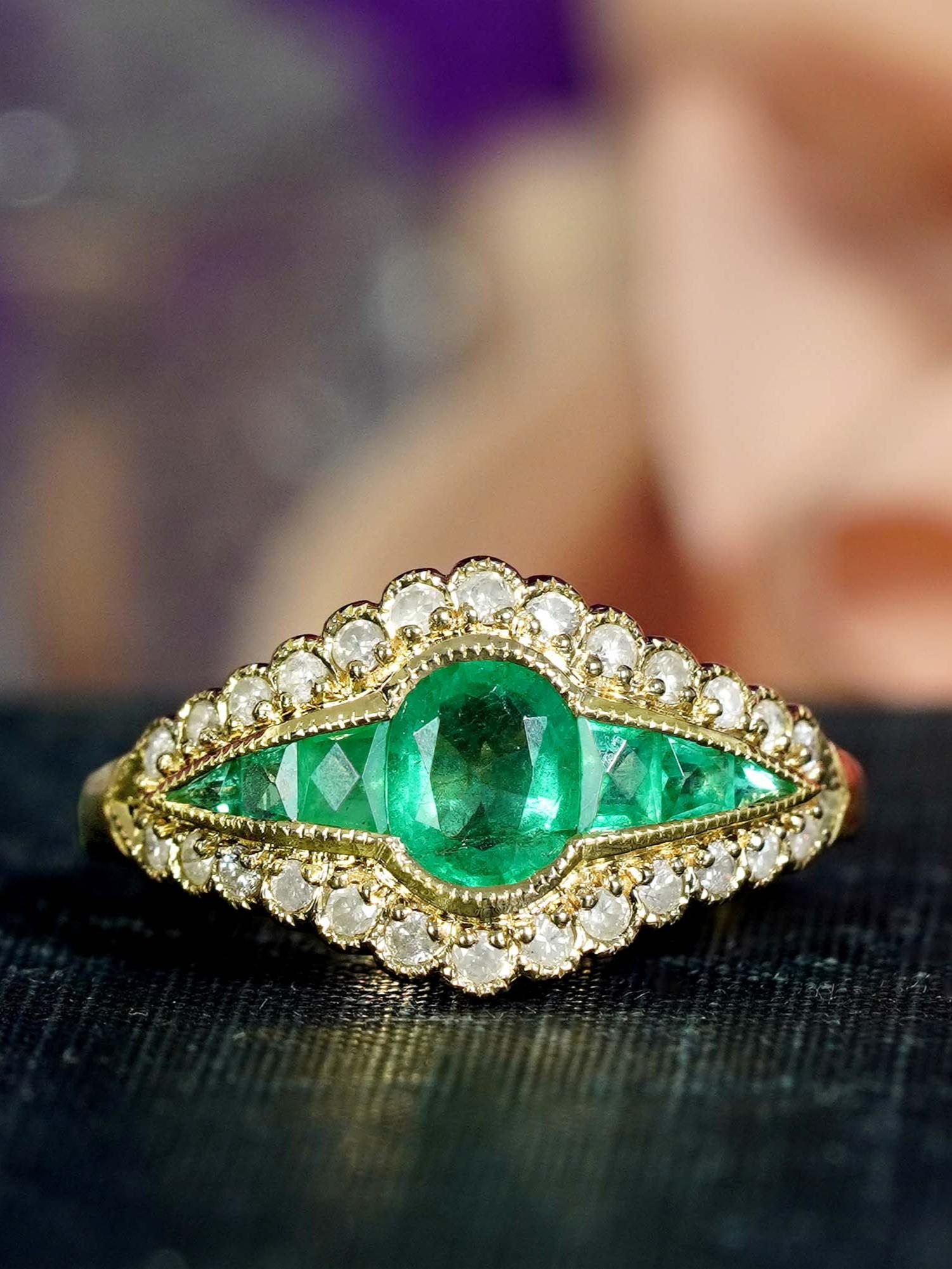 Anillo Estilo Art Decó con Esmeralda y Diamantes en Oro Amarillo de 9 K en venta 1