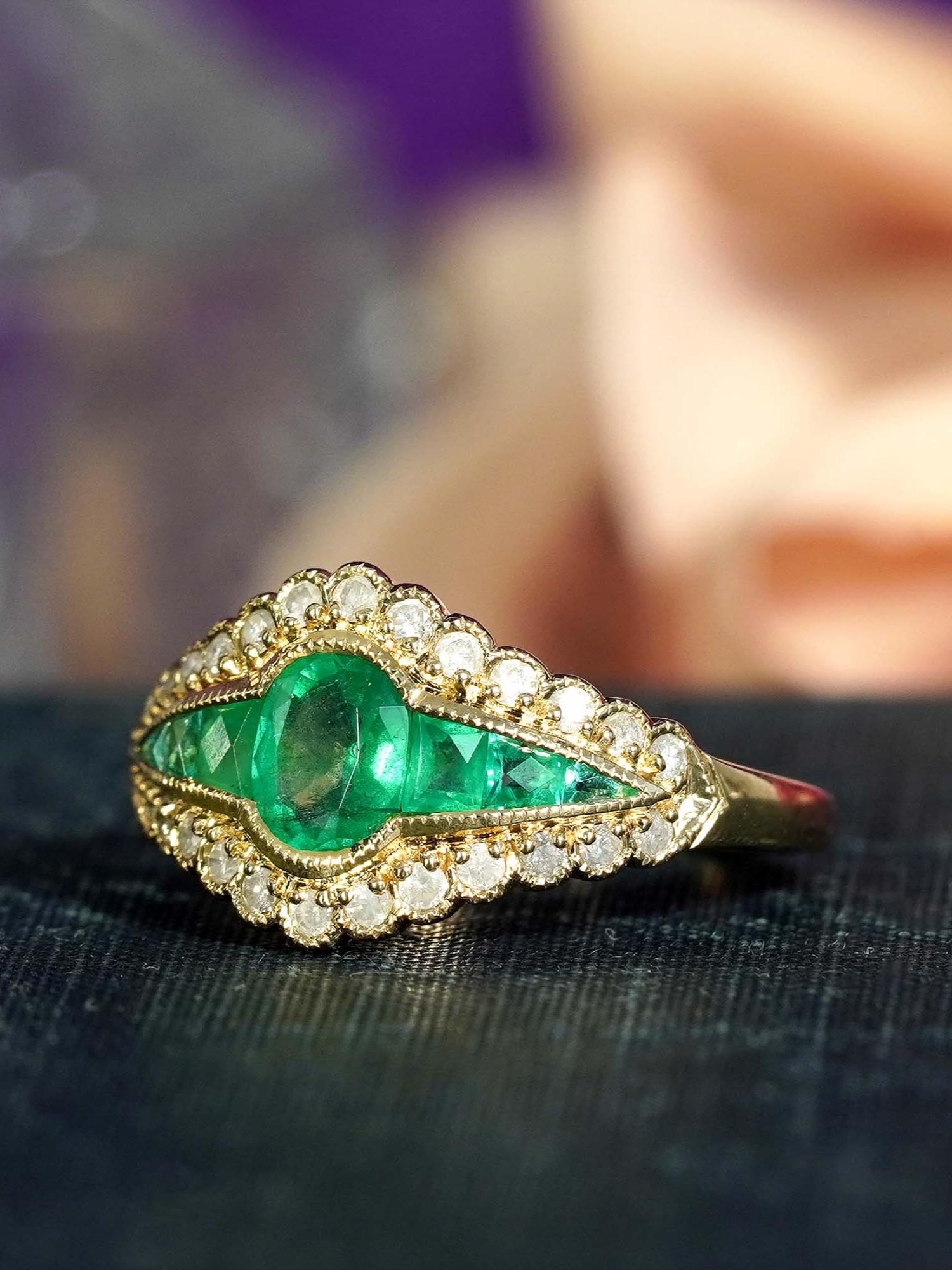 Anillo Estilo Art Decó con Esmeralda y Diamantes en Oro Amarillo de 9 K en venta 2