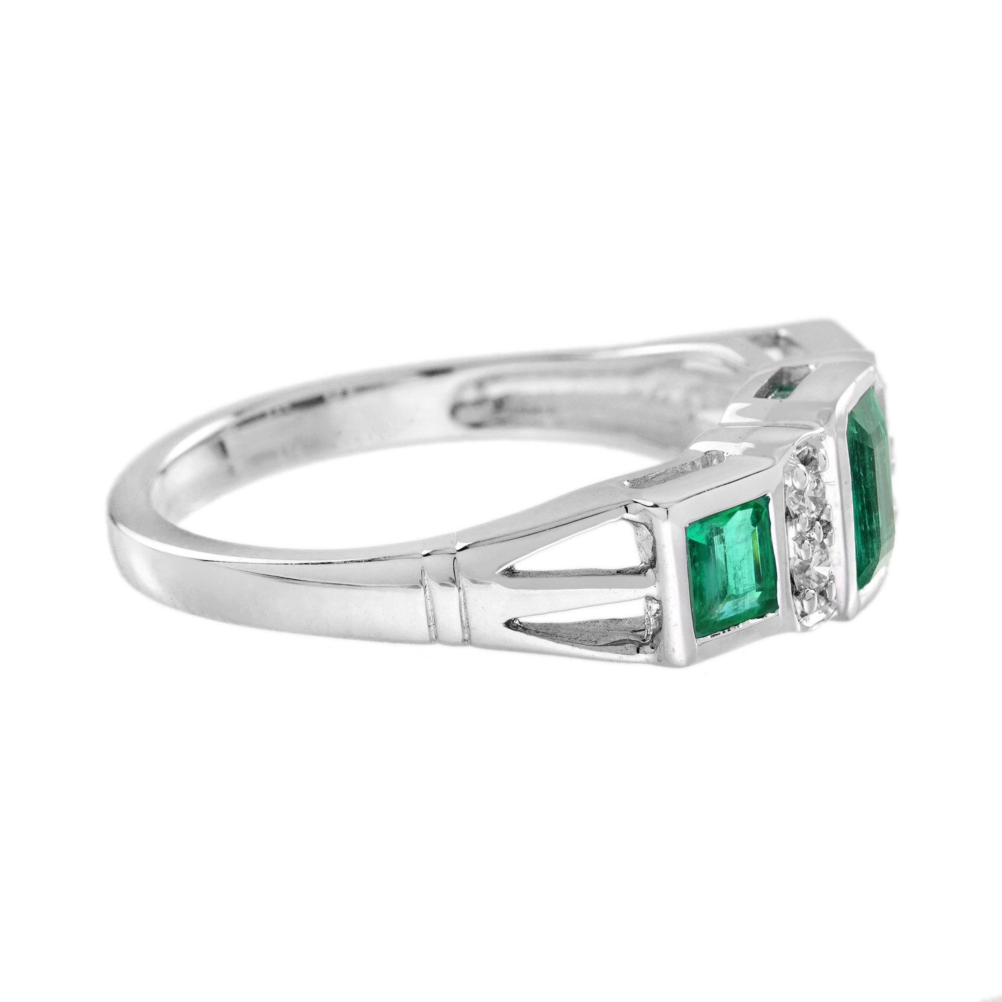 Taglio smeraldo Anello a tre pietre con smeraldo e diamante in stile Art Deco in oro bianco 14K in vendita
