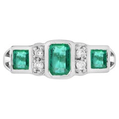 Anillo de tres piedras estilo Art Déco con esmeralda y diamantes en oro blanco de 14 quilates