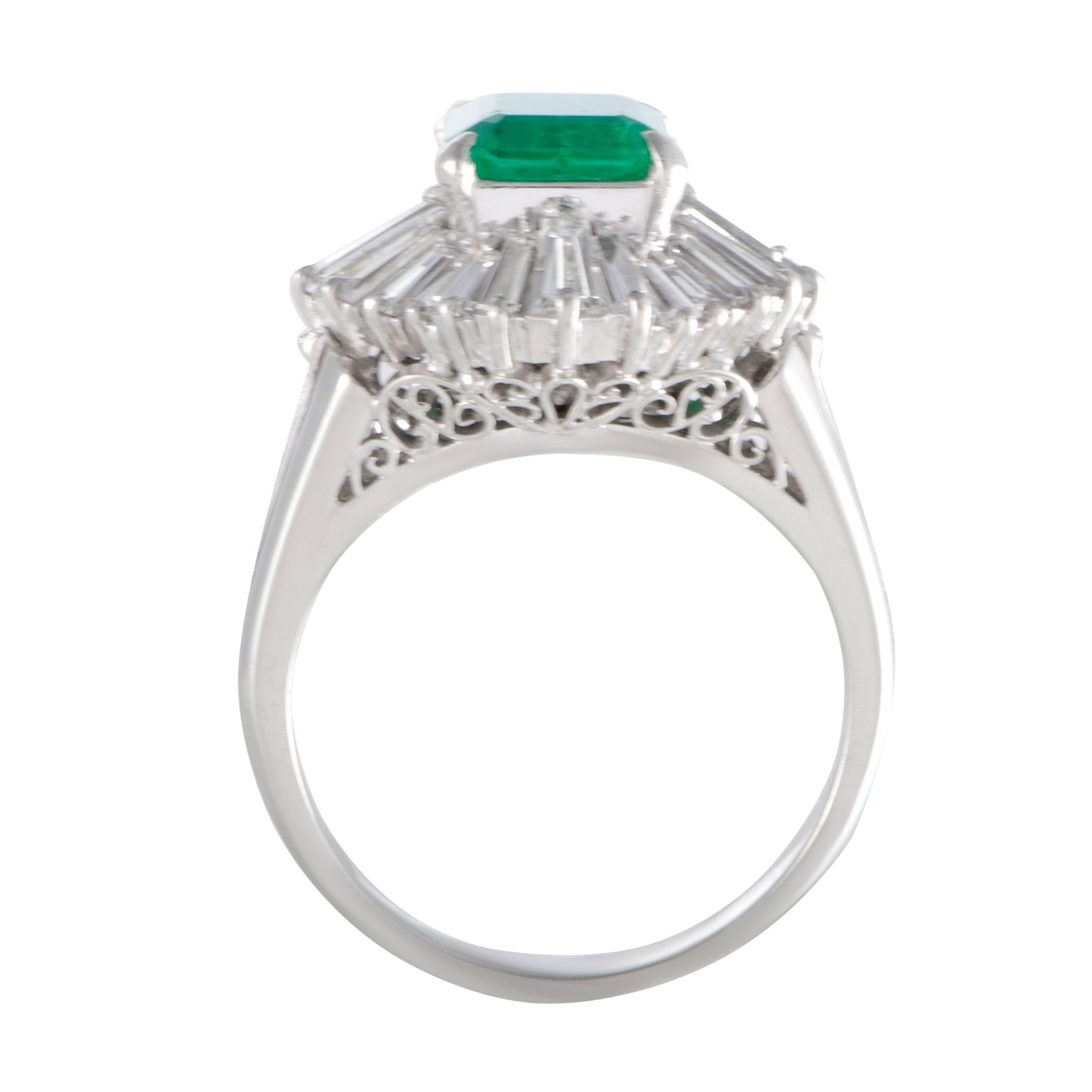 This glamorous platinum ring exhibits a sensationally alluring style and an extravagantly feminine appeal. The gorgeous ring features 1.25ct of dazzling diamonds that surround a magnificent emerald, weighing 1.05ct, that accentuate the luxurious