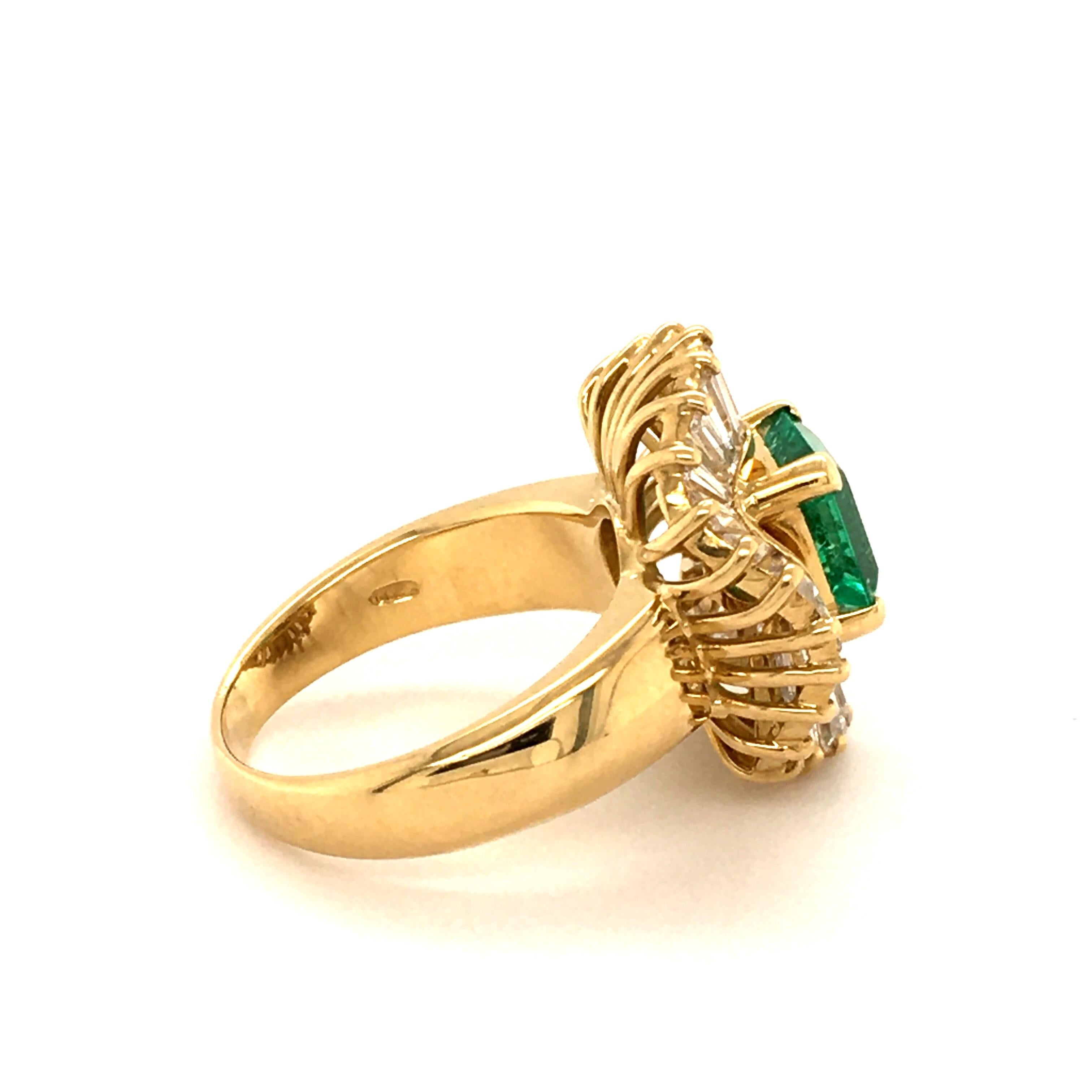 Modern Emerald and Diamond Ballerina Ring in 18 Karat Yellow Gold