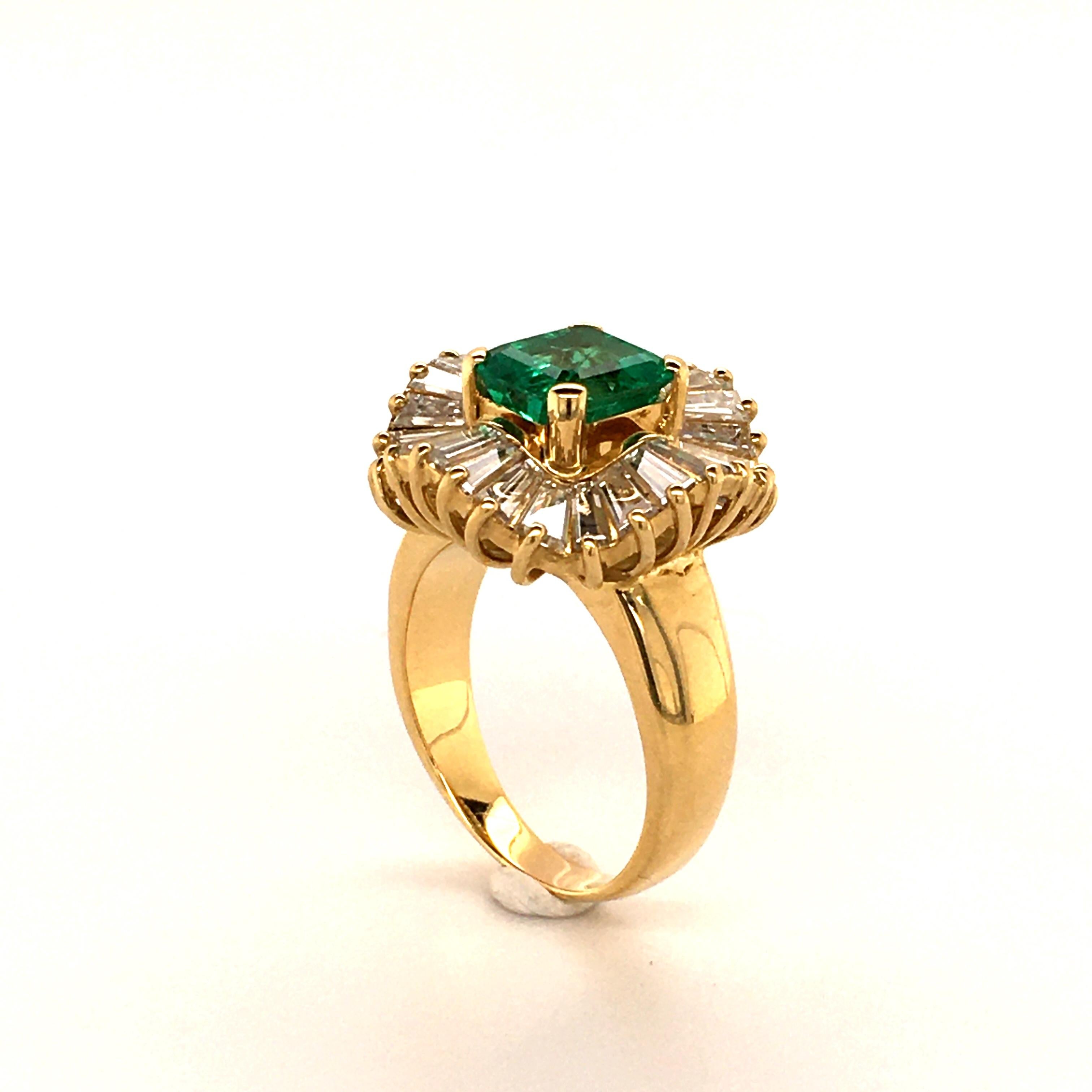 Emerald and Diamond Ballerina Ring in 18 Karat Yellow Gold In Good Condition In Lucerne, CH