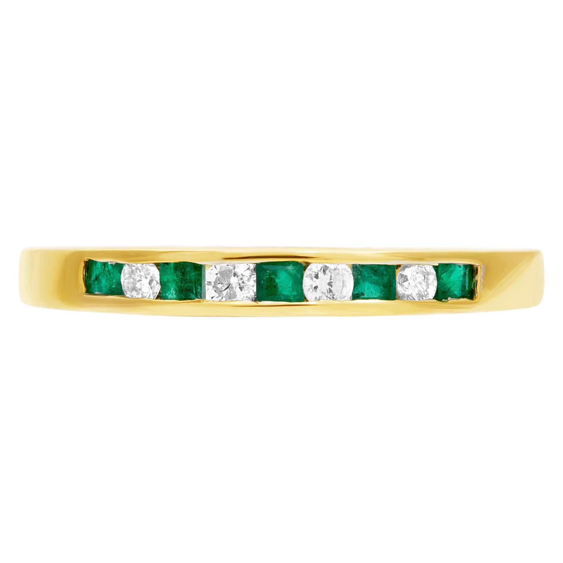 Emerald and Diamond Band in 18k Yellow Gold In Excellent Condition For Sale In Surfside, FL