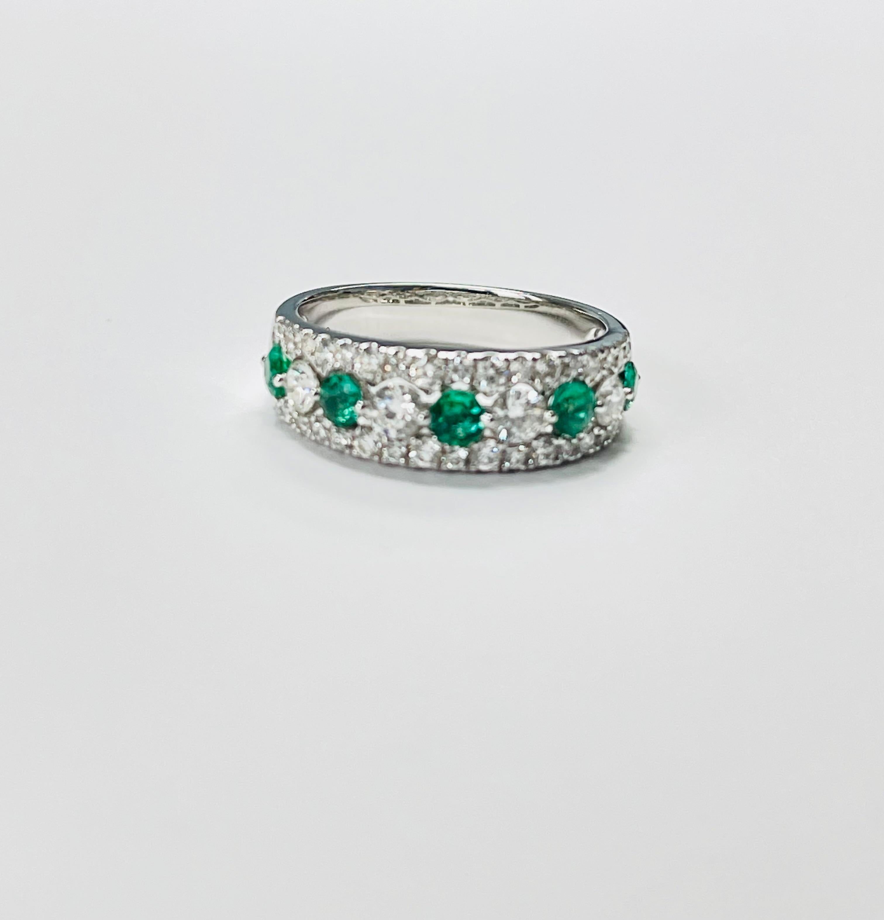 Emerald and Diamond Band Ring In 18 Karat White Gold. In New Condition For Sale In New York, NY