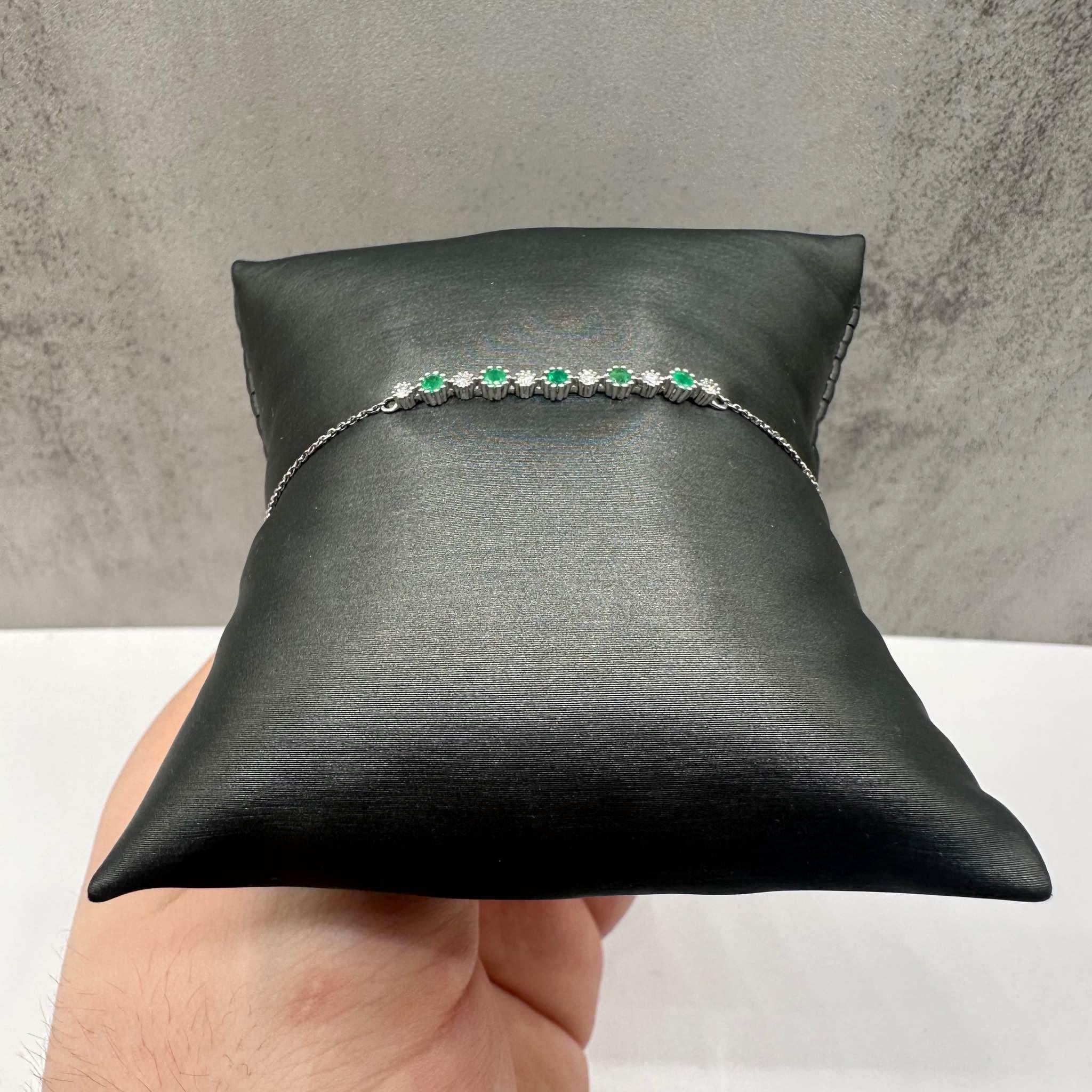 Cet élégant bracelet à barrettes en or blanc 14kt, orné d'émeraudes vertes rondes de 2 mm, est complété par 0,06ctw de diamants ronds GH SI naturels pour une touche d'éclat. Le bracelet est conçu avec des détails en milgrain, ajoutant un charme