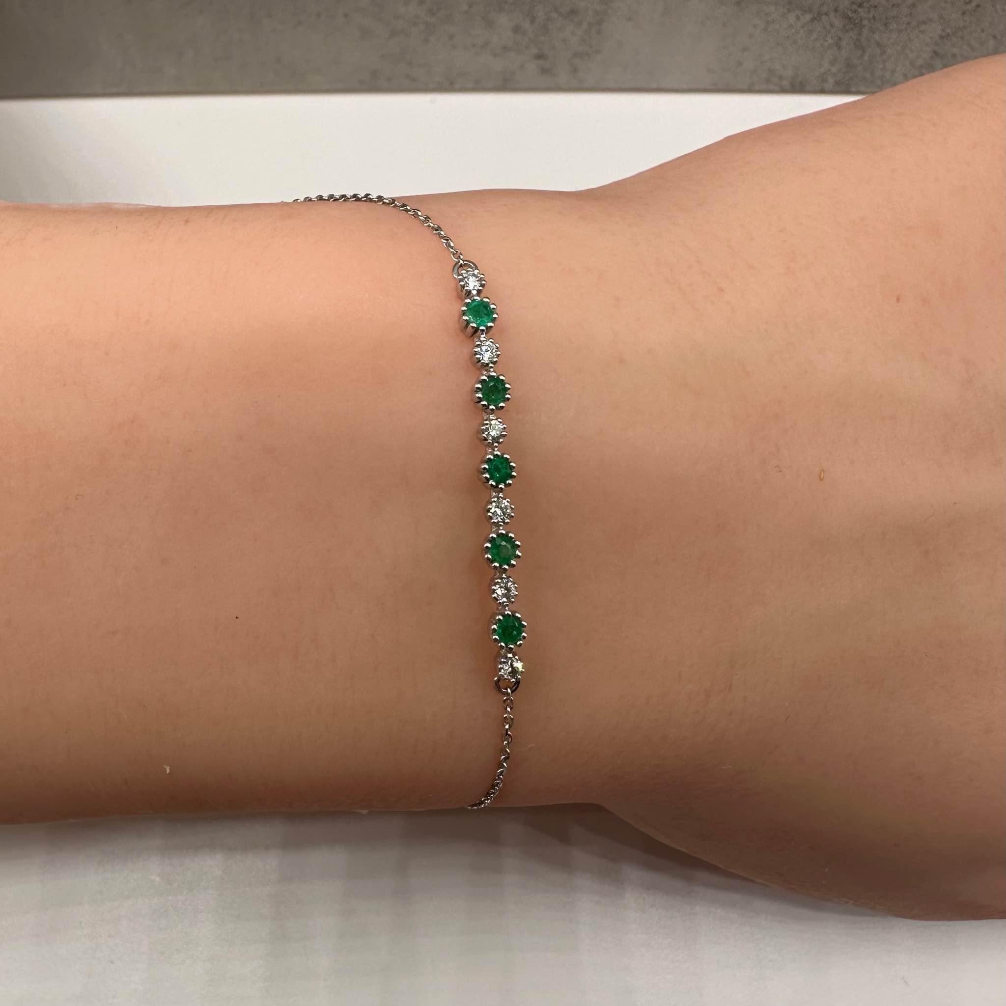Bracelet à barres d'émeraudes et de diamants en or blanc 14 carats - 5 émeraudes, 0,06 carat poids total Neuf - En vente à West Hempstead, NY