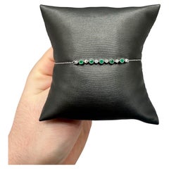 Pulsera de esmeraldas y diamantes en barra de oro blanco de 14 quilates - 5 esmeraldas, 0,06 ctw de diámetro