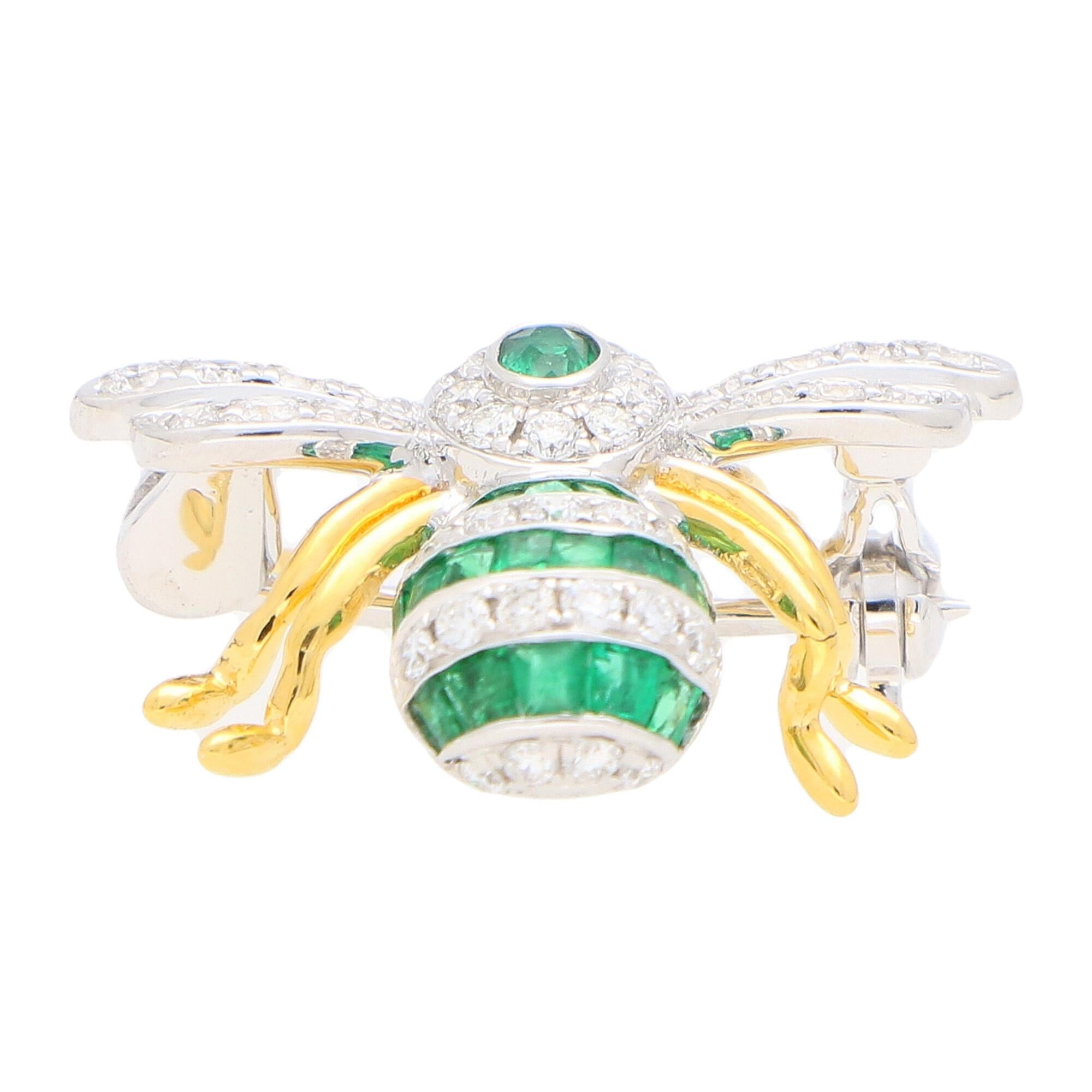 Round Cut Emerald and Diamond Bee Brooch Pin Set in 18k Yellow and White Gold For Sale