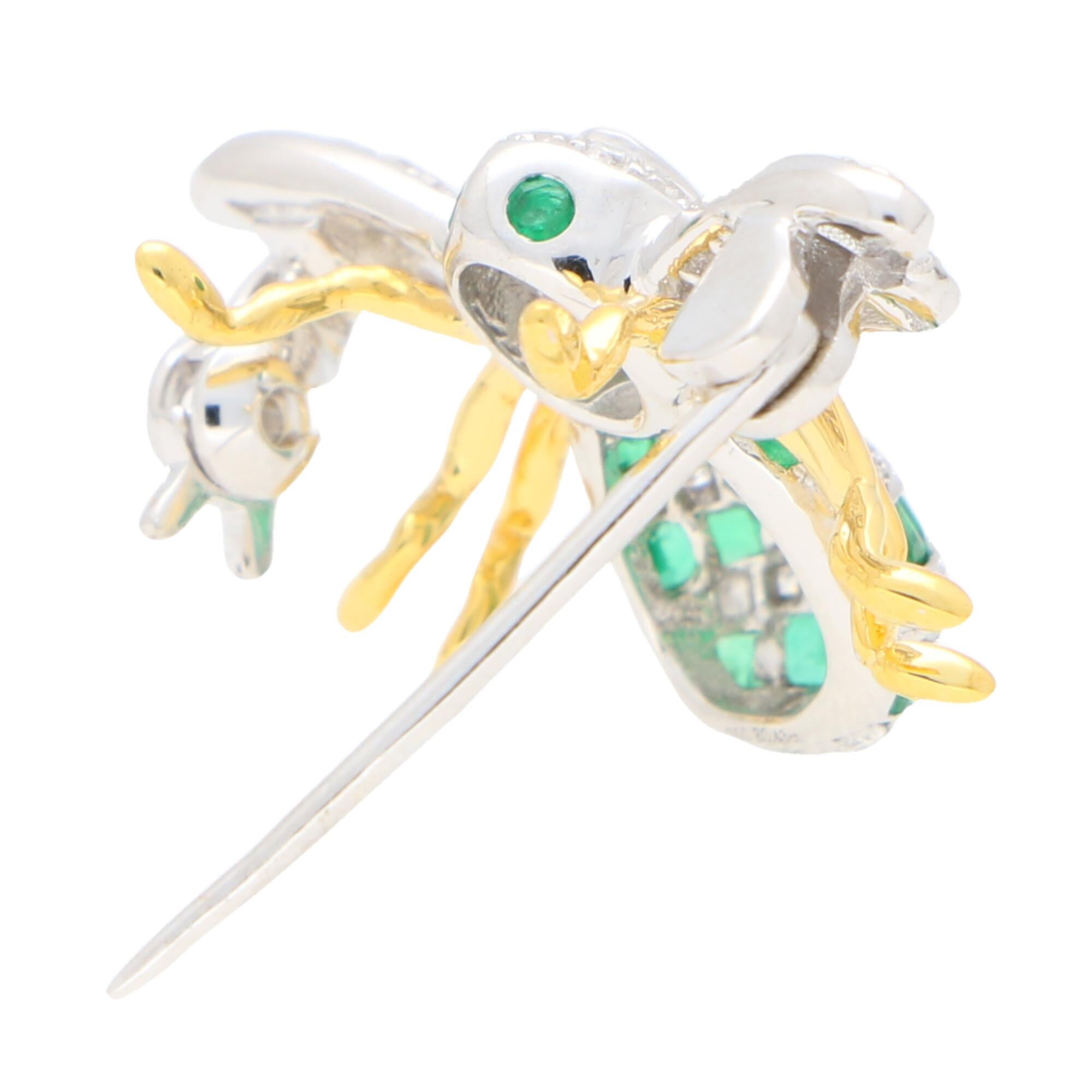 Emerald and Diamond Bee Brooch Pin Set in 18k Yellow and White Gold In Good Condition For Sale In London, GB