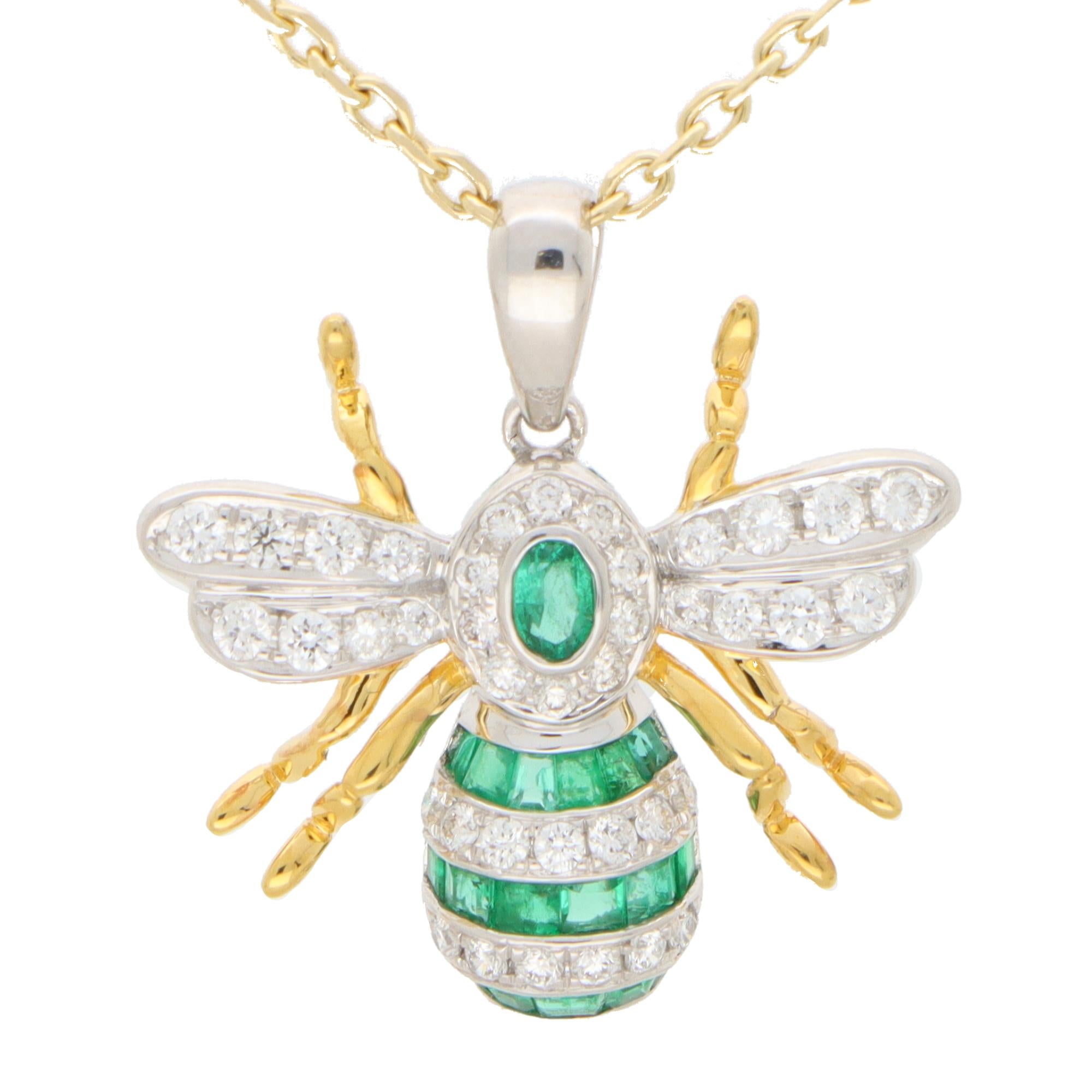 Emerald and Diamond Bee Pendant Set in 18k Yellow and White Gold In New Condition For Sale In London, GB
