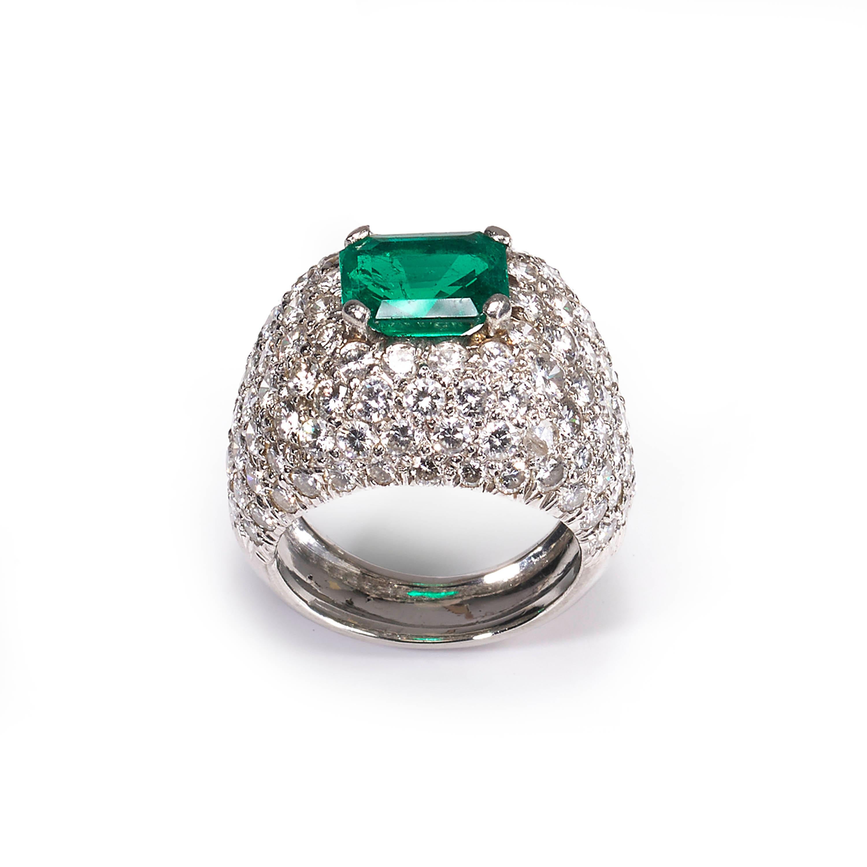 Modern Emerald and Diamond Bombé Cluster 18 Karat White Gold Ring For Sale