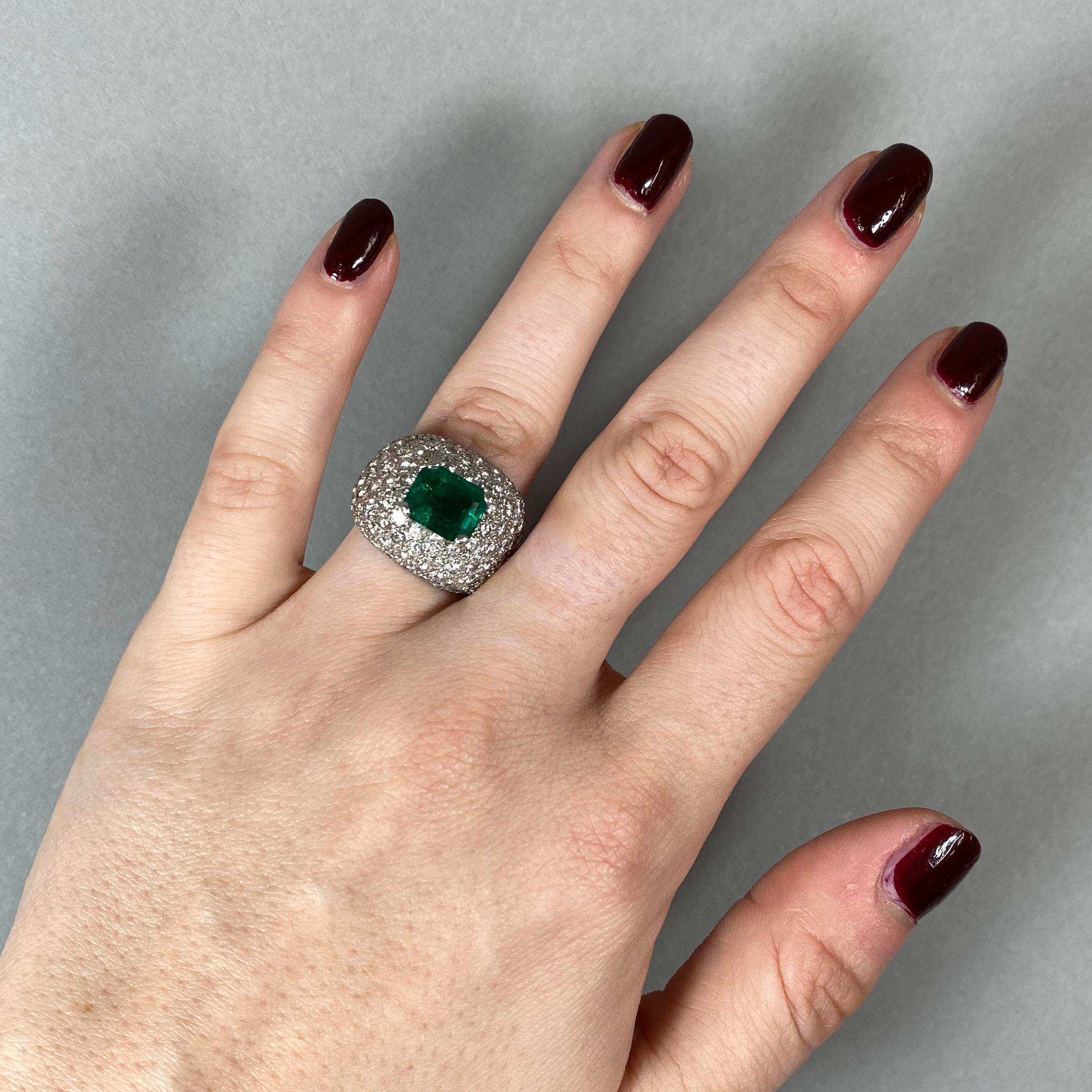 Emerald and Diamond Bombé Cluster 18 Karat White Gold Ring In Good Condition For Sale In London, GB