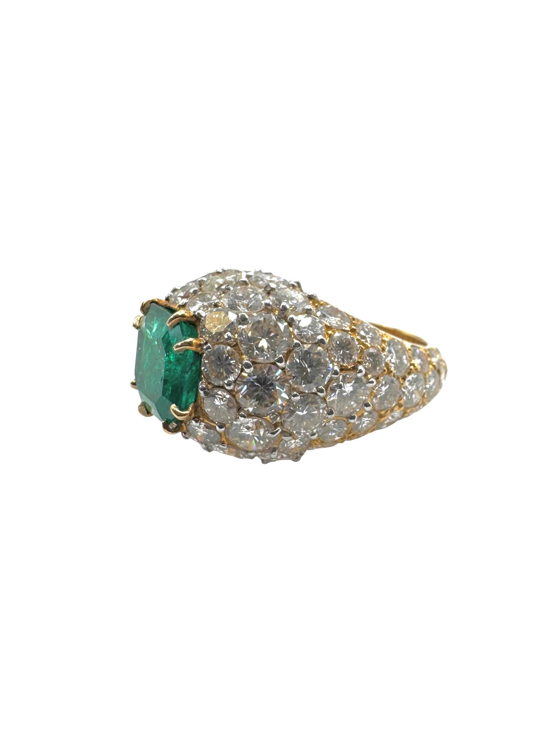Taglio brillante Anello Bombe di smeraldi e diamanti in oro giallo 18 carati e platino in vendita