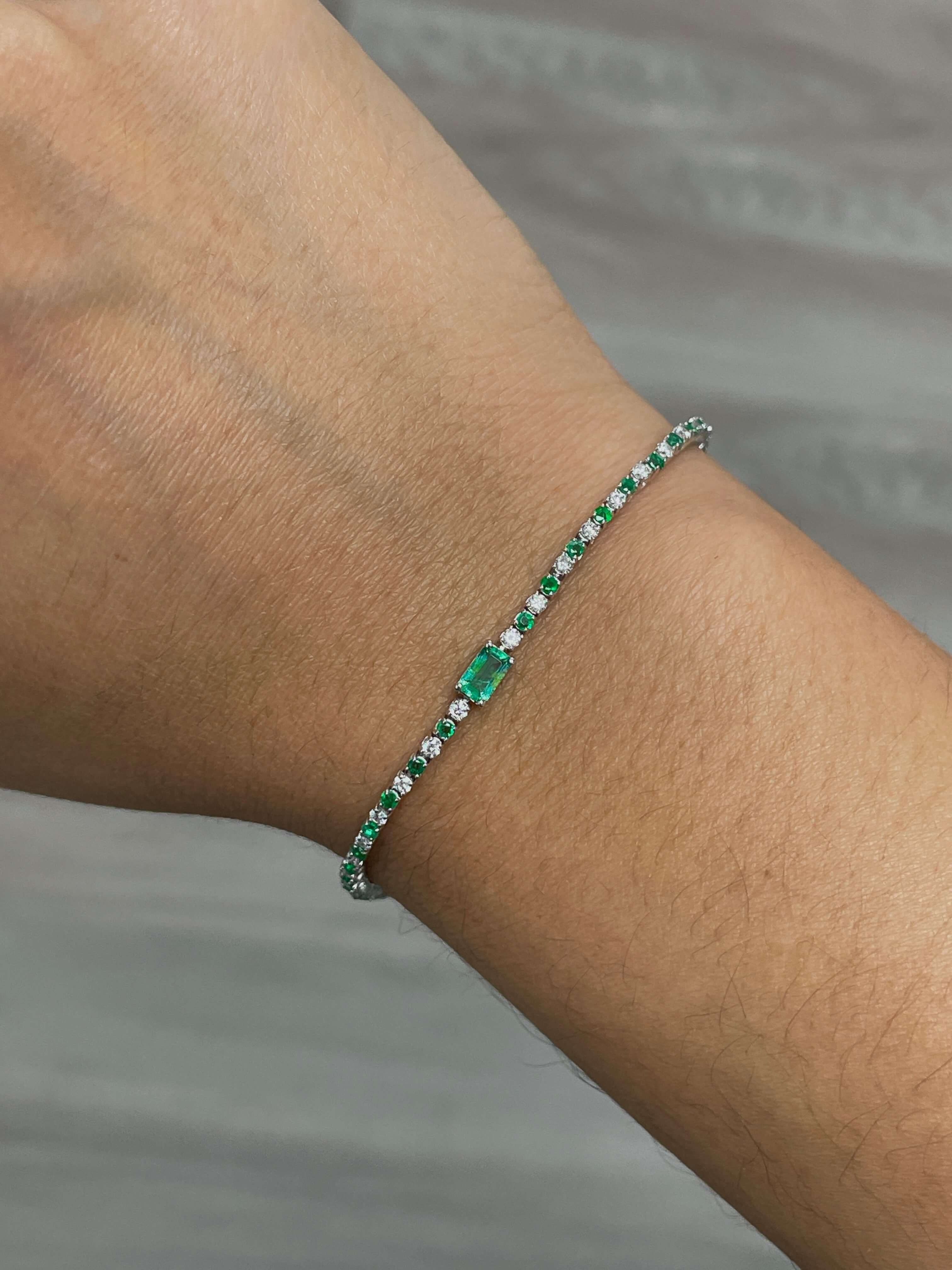 Bringen Sie Farbe in Ihre Alltagsgarderobe mit diesem Smaragd- und Diamantarmband mit einem wunderschönen Smaragd in der Mitte und abwechselnd runden Diamanten und Smaragden. Erhältlich in zwei Mittelsteingrößen, 7x5 und 5x3.

14K Weißgold Smaragd-