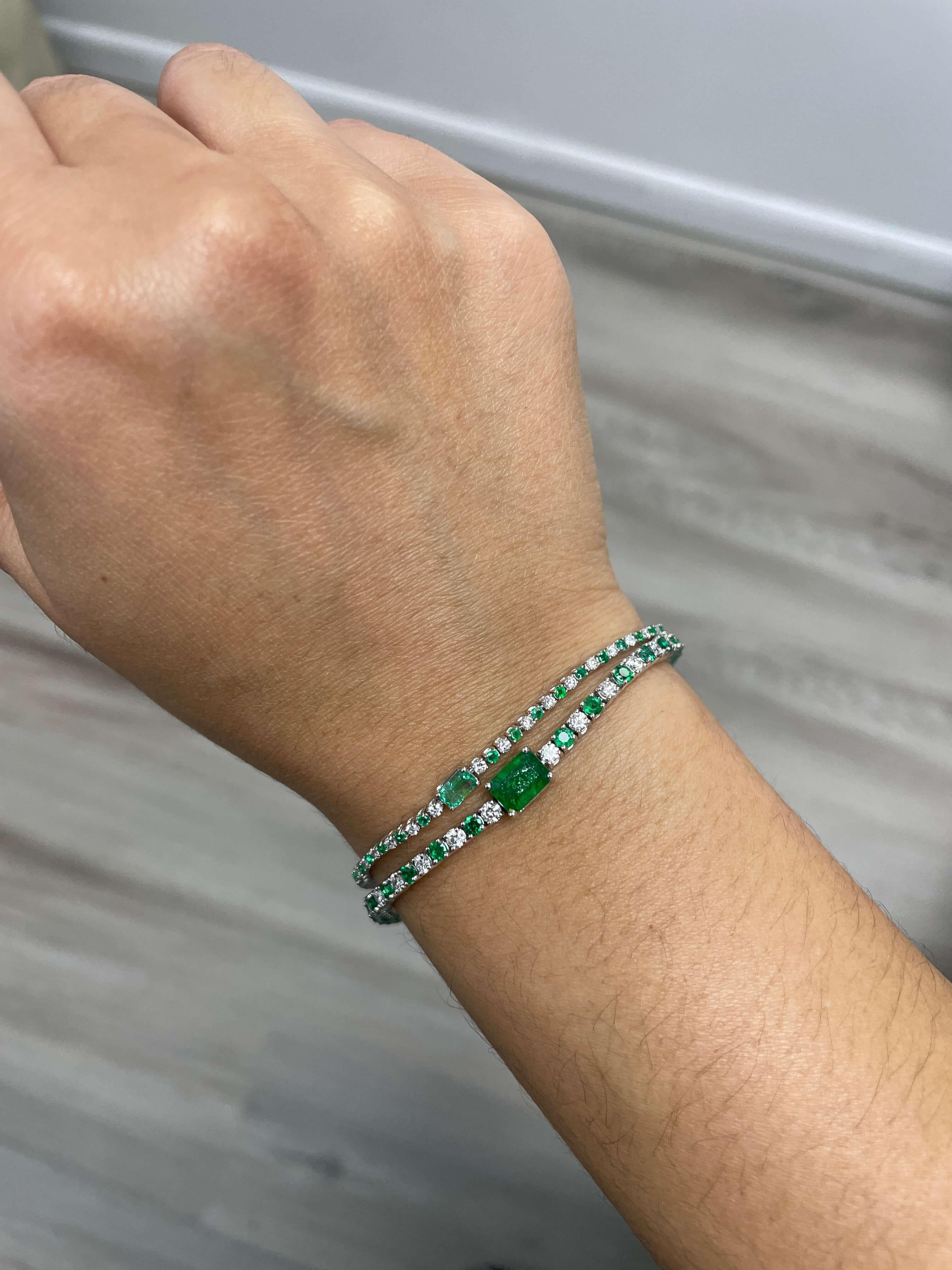 Emerald and Diamond Bracelet 5x3 Emerald Center Stone In New Condition For Sale In New York, NY