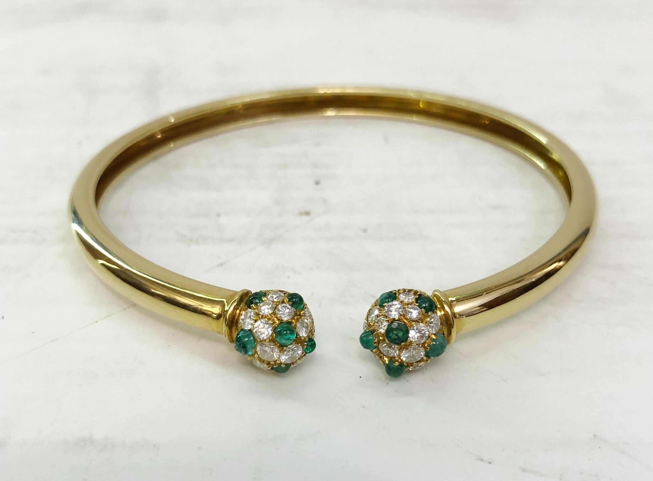 Bracelet rigide italien vintage avec des bouts de sphères de diamants brillants pour un total de 0,50 carats et des émeraudes cabouchon / Fabriqué en Italie dans les années 1970.