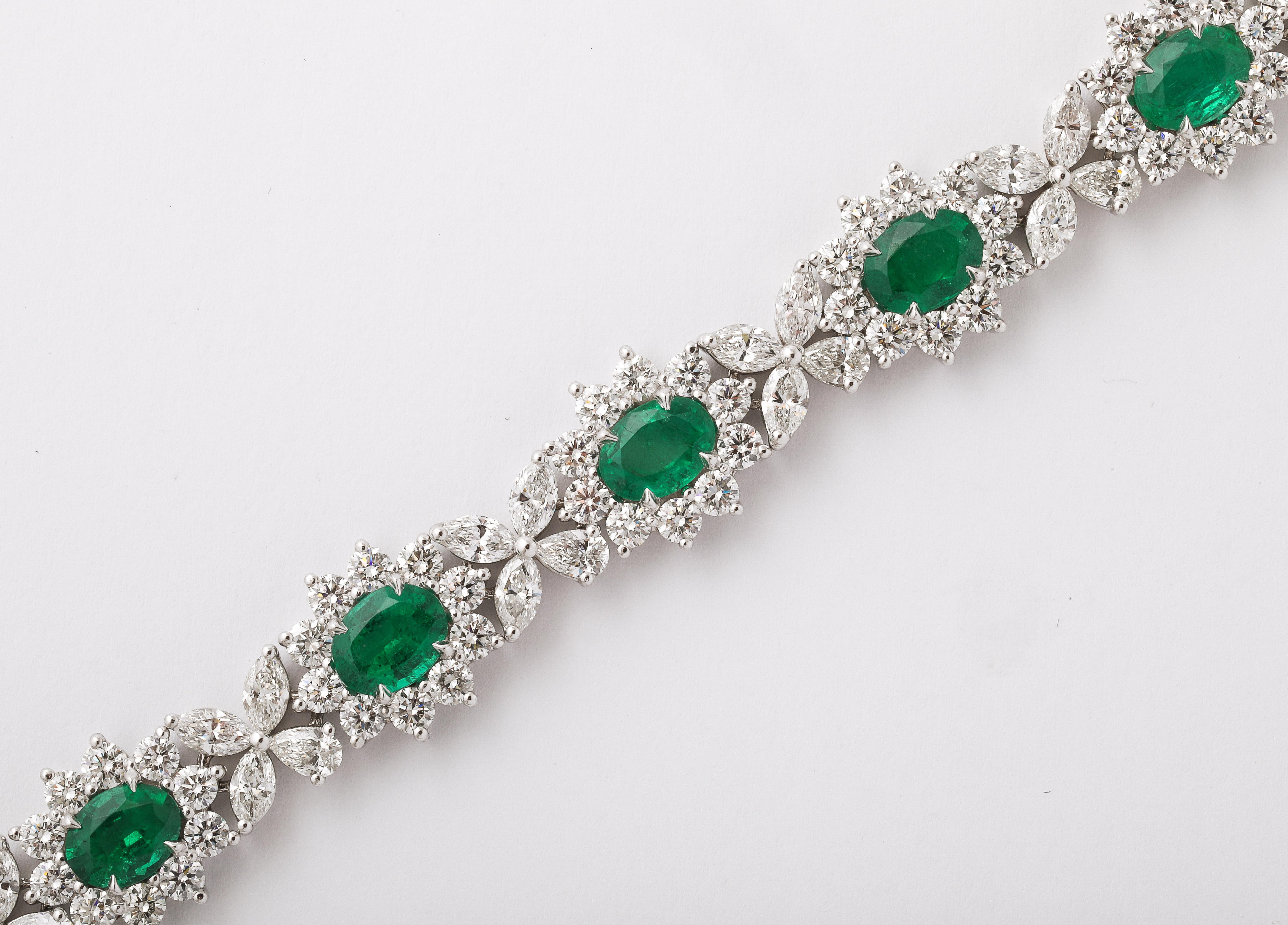 Pulsera de esmeraldas y diamantes Corte oval en venta