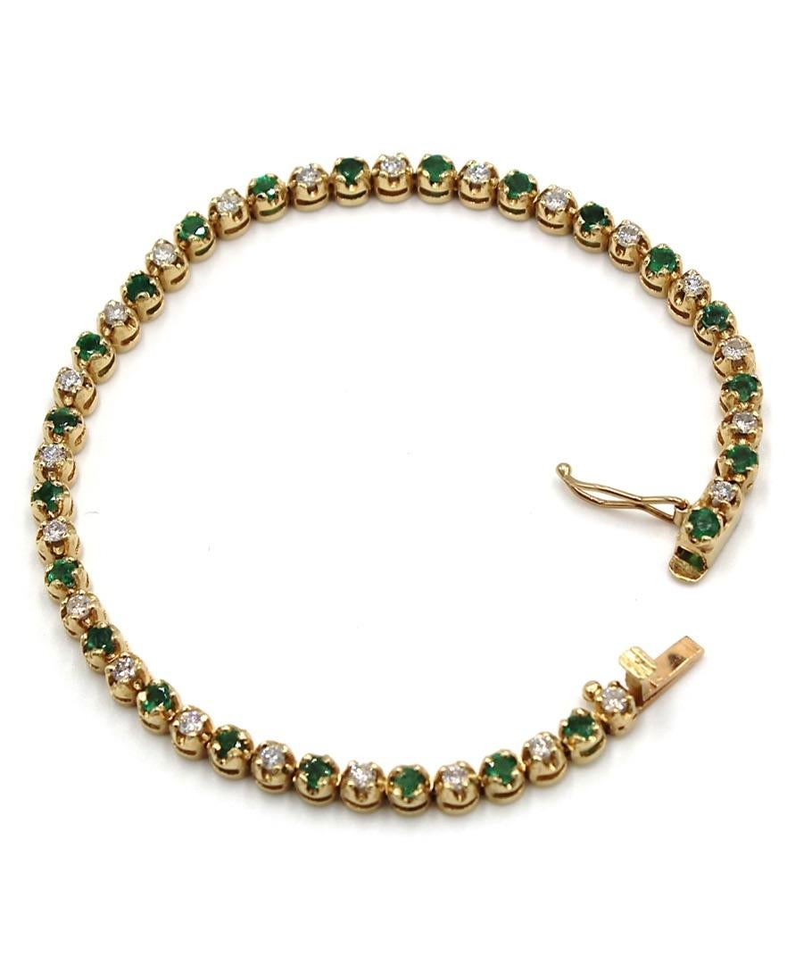 Taille ronde Bracelet en or jaune 14 carats avec émeraudes et diamants en vente
