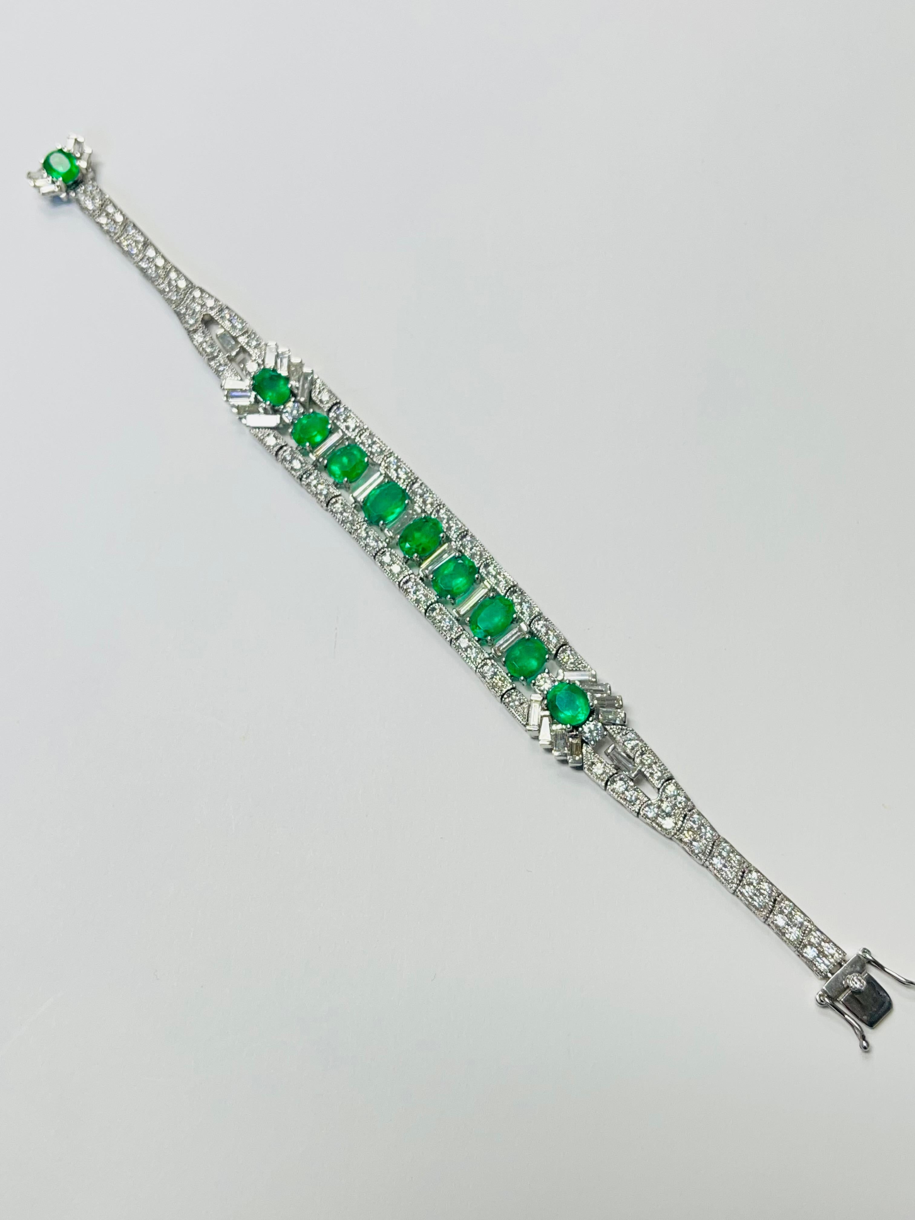 Bracciale con smeraldo verde e diamanti realizzato a mano in oro bianco 18 carati. 

I dettagli sono i seguenti: 
 Peso dello smeraldo: 7,70 carati 
Peso del diamante: 5,56  carati di colore G H e purezza VS 
Metallo: oro bianco 18 carati. 
Peso