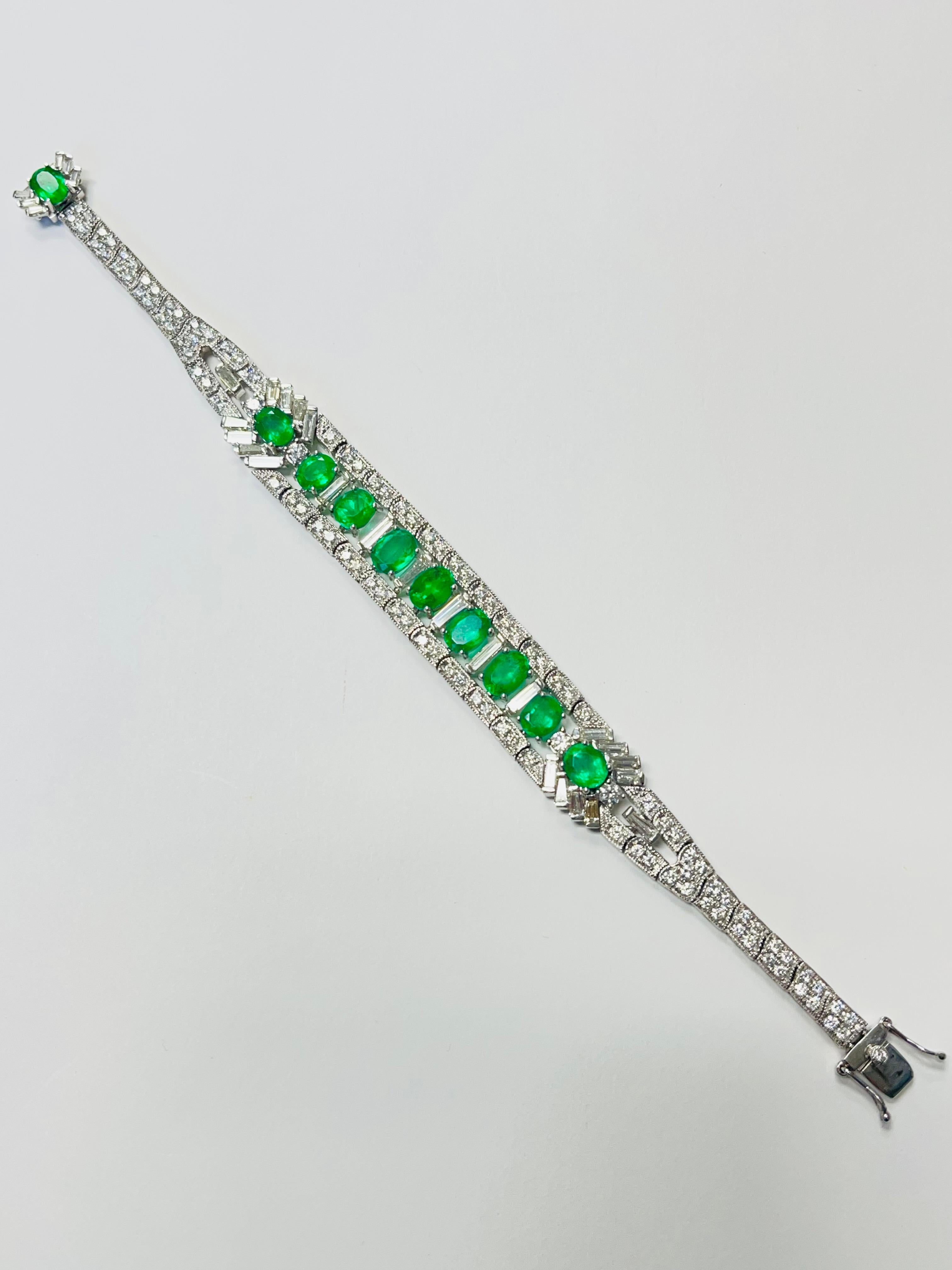 Contemporaneo Bracciale di smeraldi e diamanti in oro bianco 18 carati. in vendita
