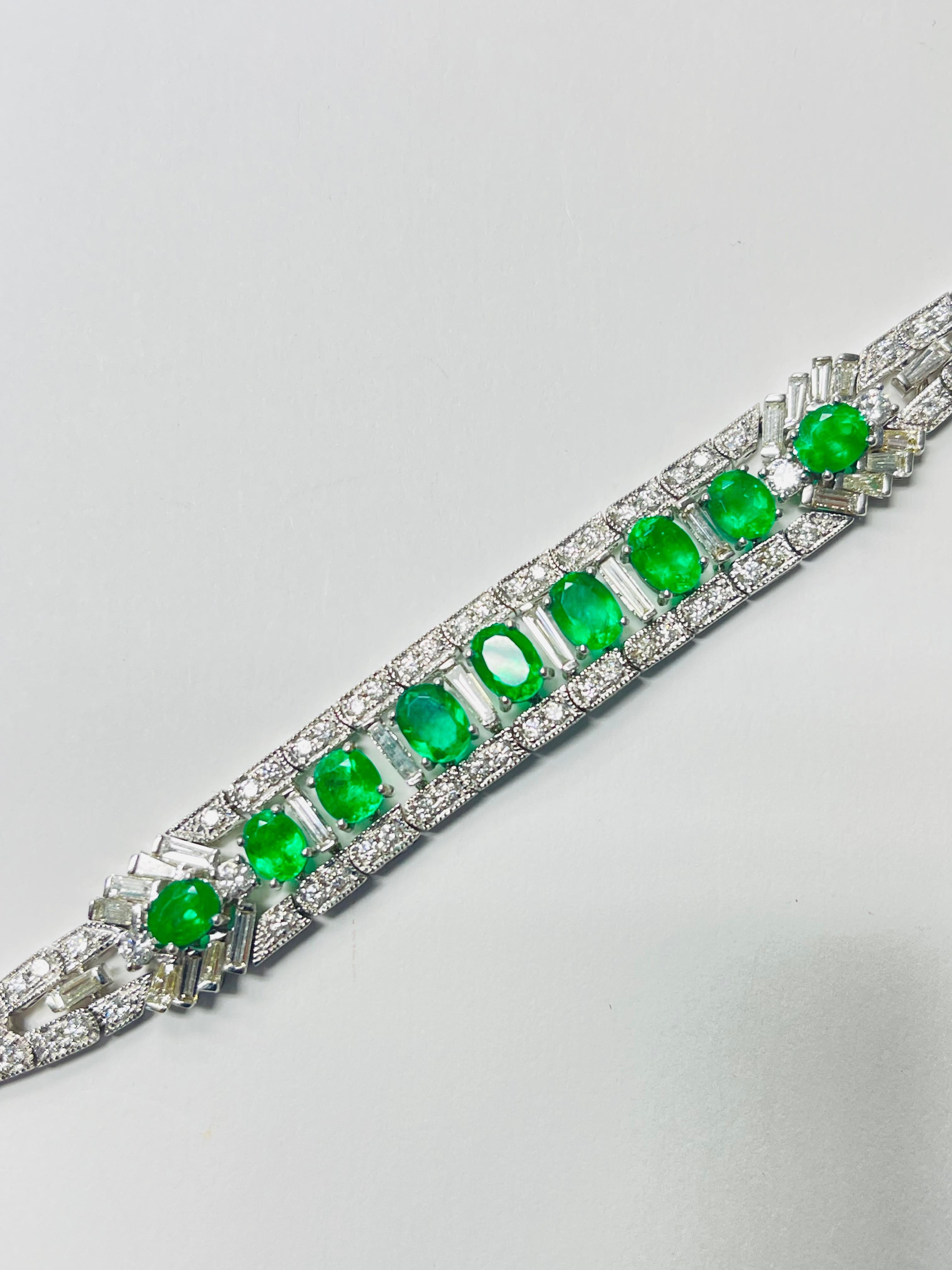 Taglio ovale Bracciale di smeraldi e diamanti in oro bianco 18 carati. in vendita