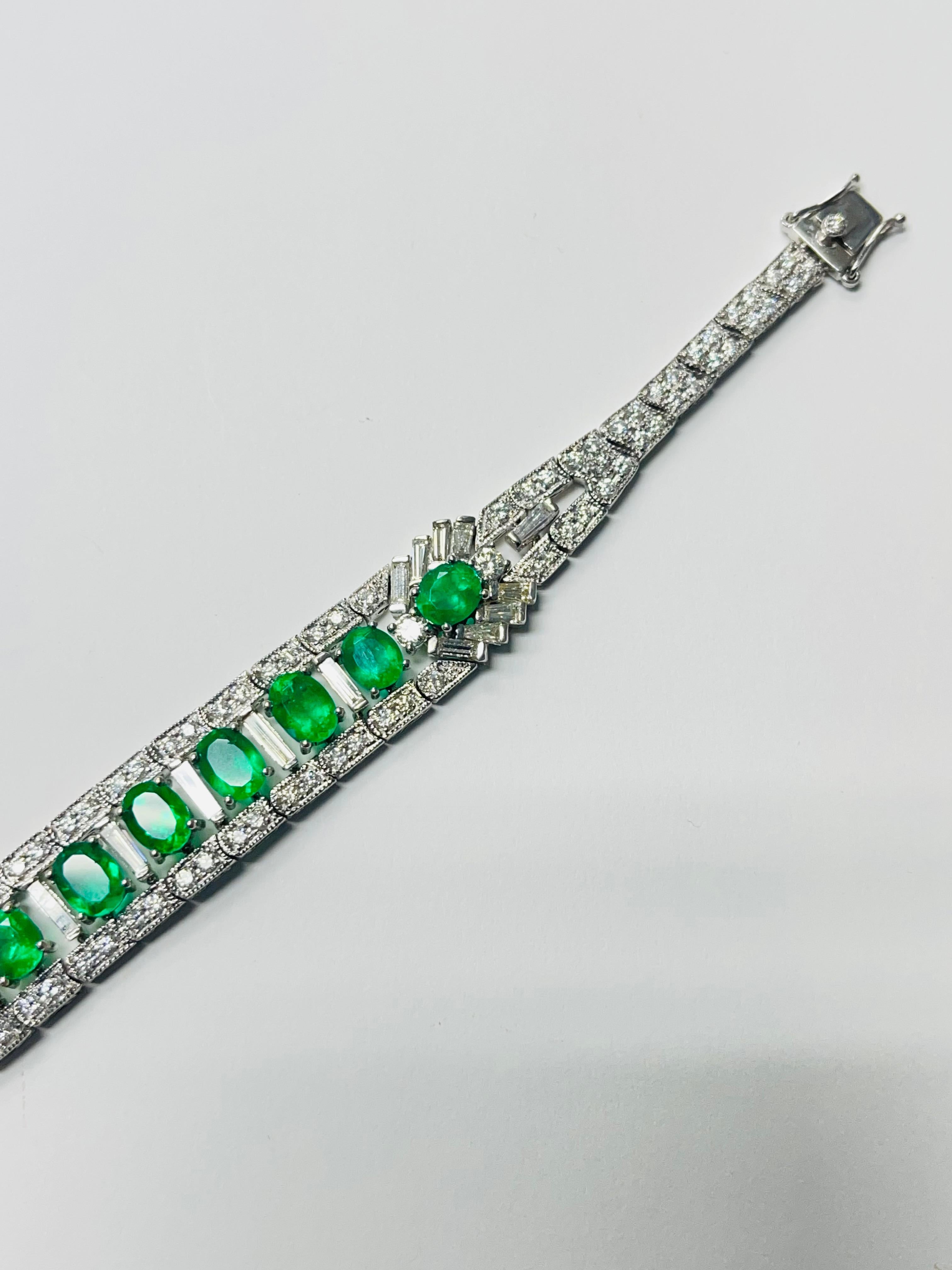 Donna Bracciale di smeraldi e diamanti in oro bianco 18 carati. in vendita
