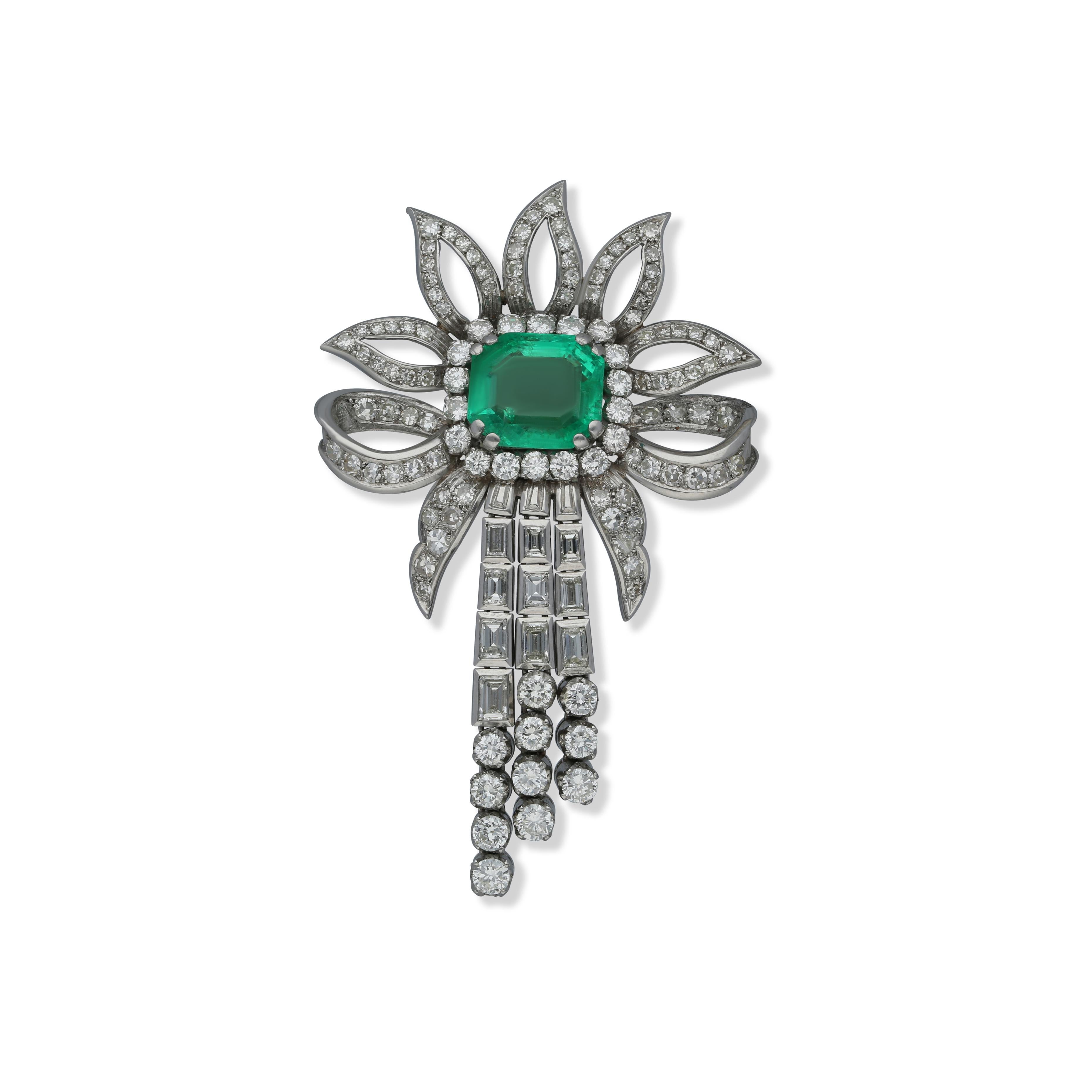 Broche de esmeralda y diamantes Diseño floral Corte baguette en venta