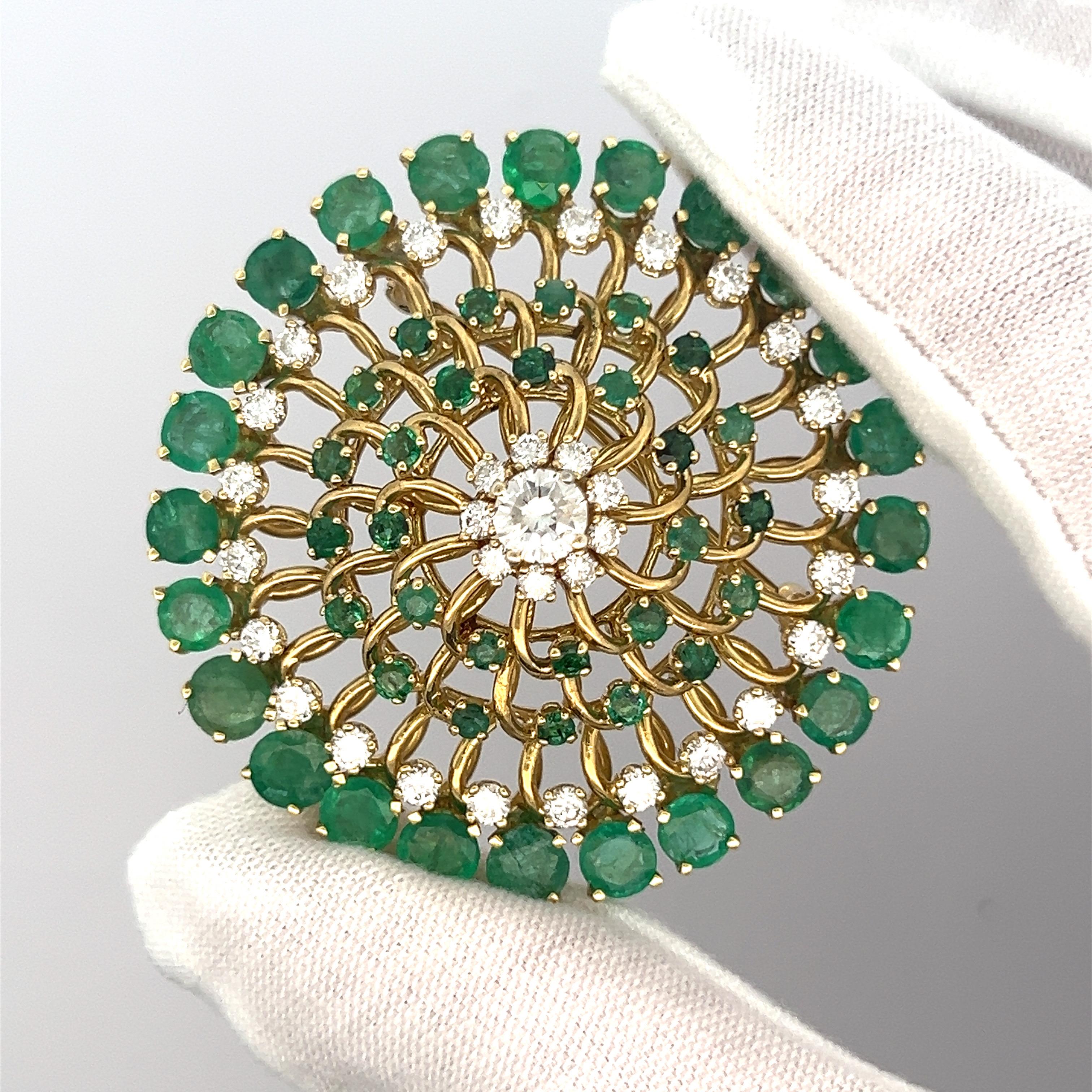 Broche de esmeralda y diamantes 

Broche circular engastado con diamantes talla redonda y esmeraldas

Diámetro aproximado: 1,75
Peso aproximado combinado de los diamantes: 2.60 quilates
Peso combinado aproximado de la esmeralda:  10,50 quilates
Tipo