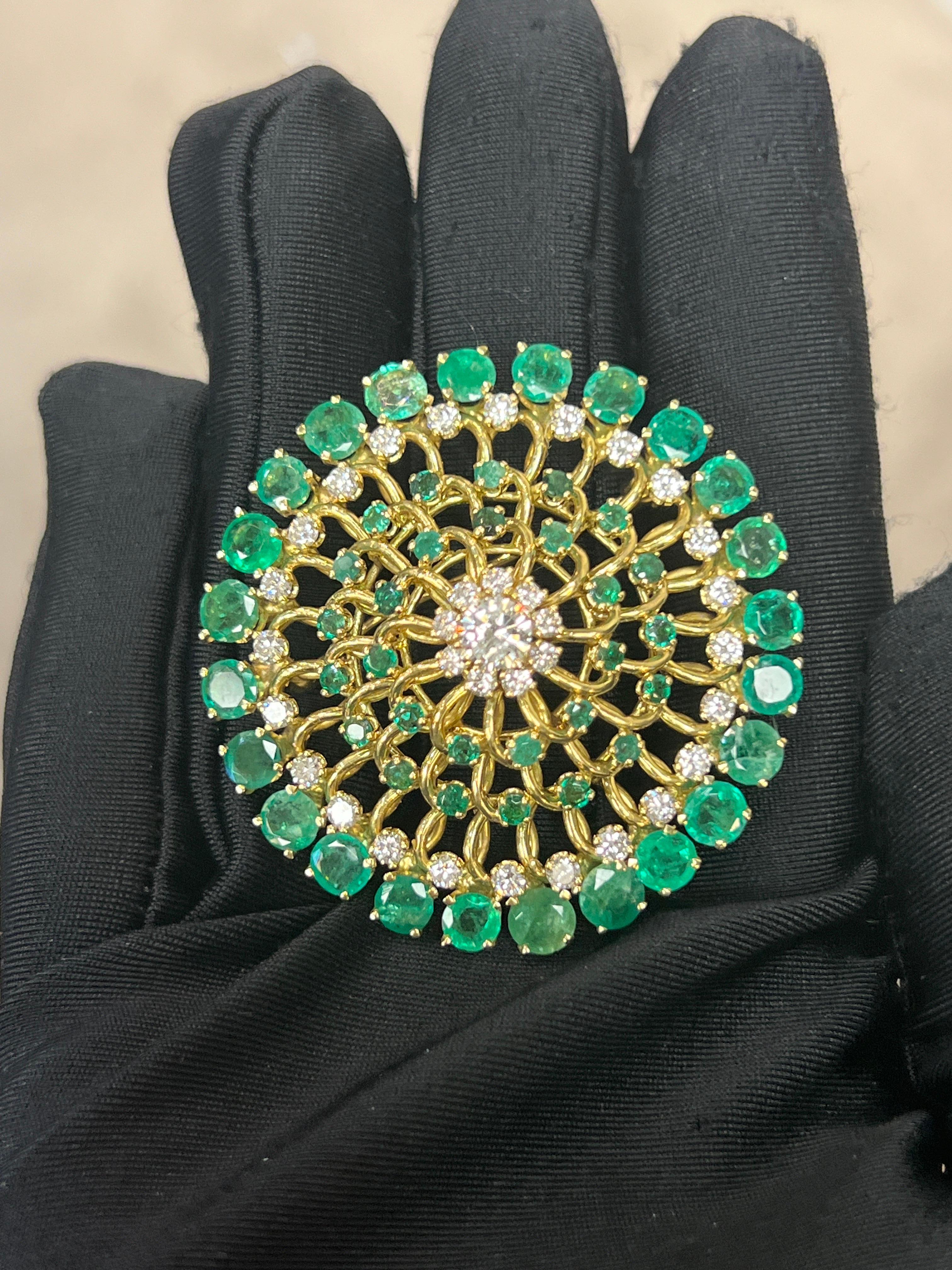 Broche de esmeralda y diamantes Corte redondo en venta