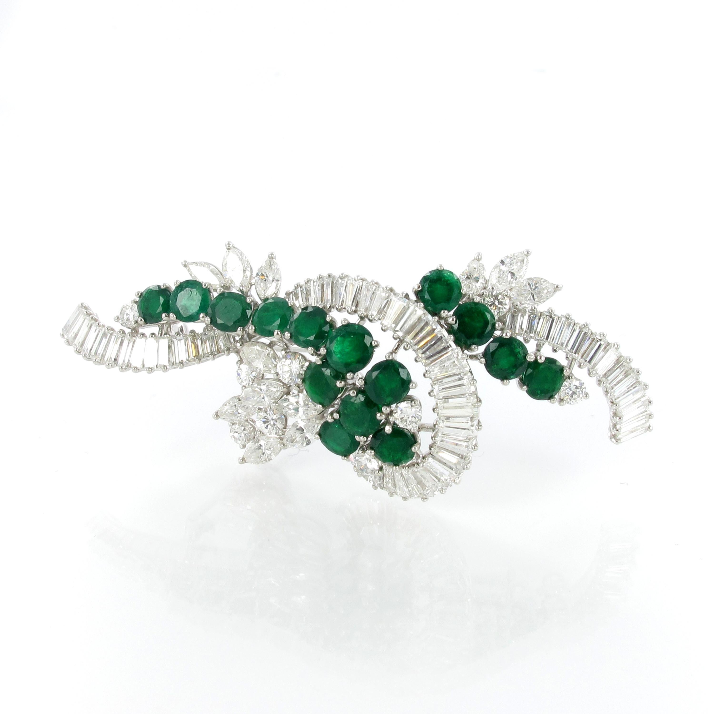 Contemporary Emerald And Diamond Brooch in White Gold 750 For Sale