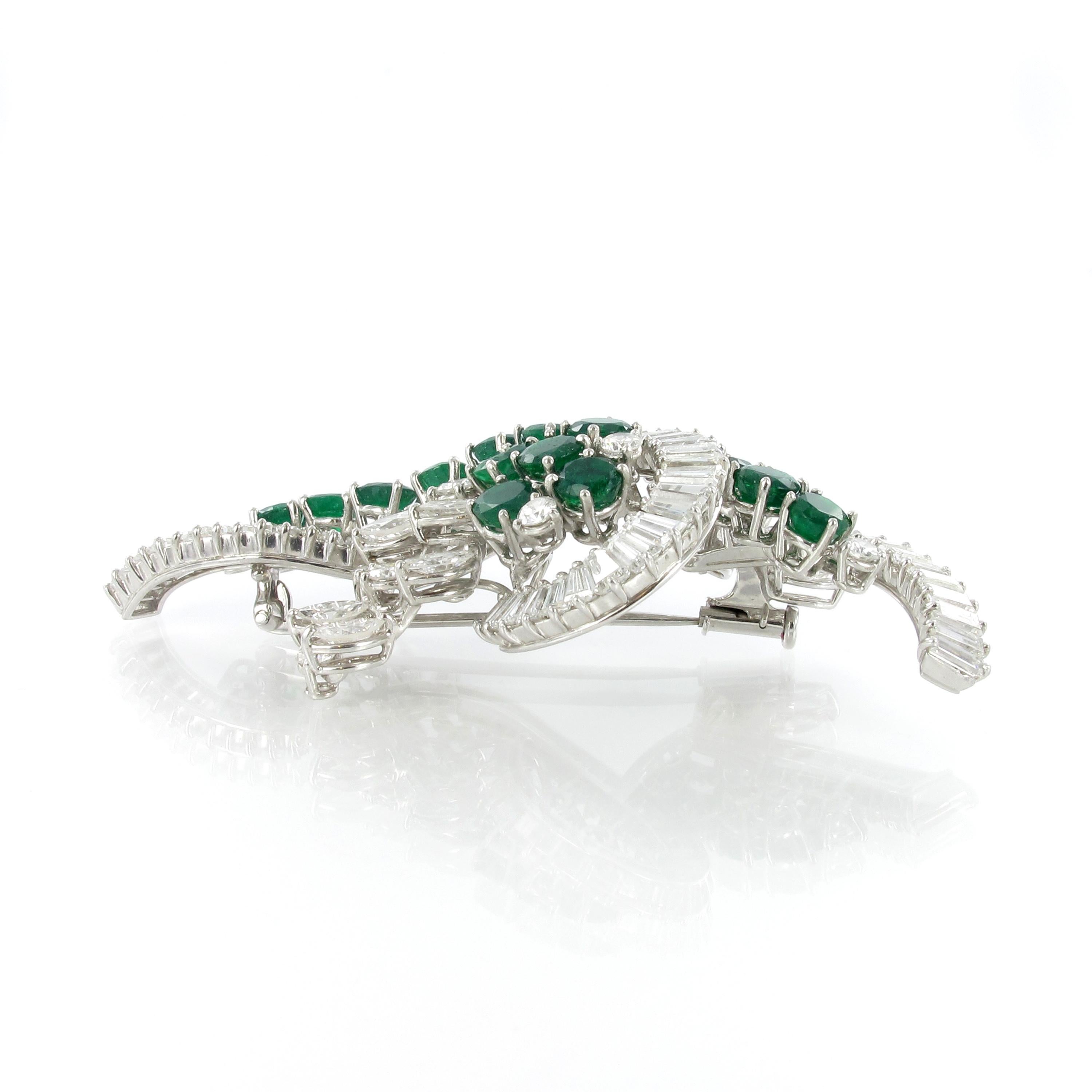 Round Cut Emerald And Diamond Brooch in White Gold 750 For Sale