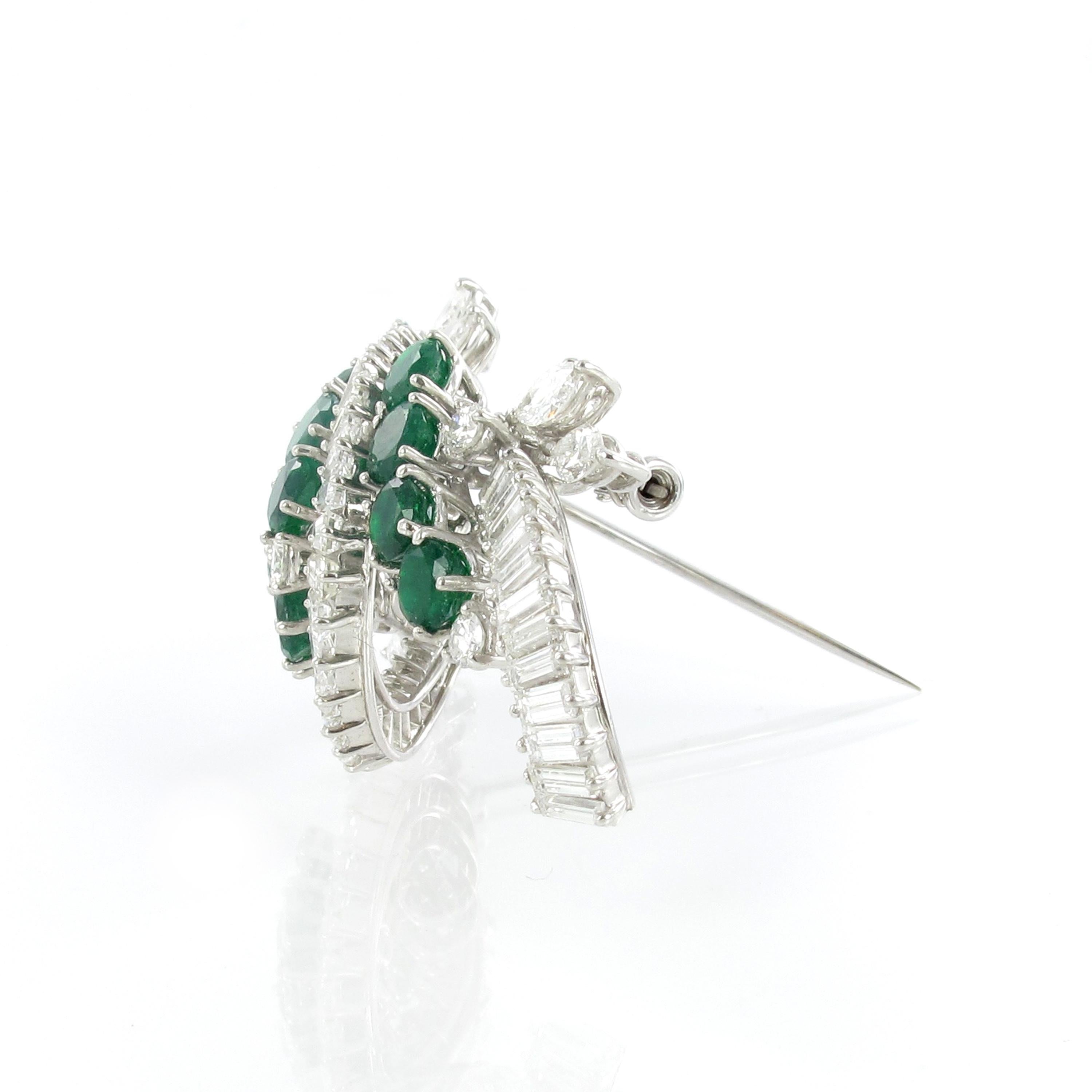 Emerald And Diamond Brooch in White Gold 750 In Good Condition For Sale In Lucerne, CH