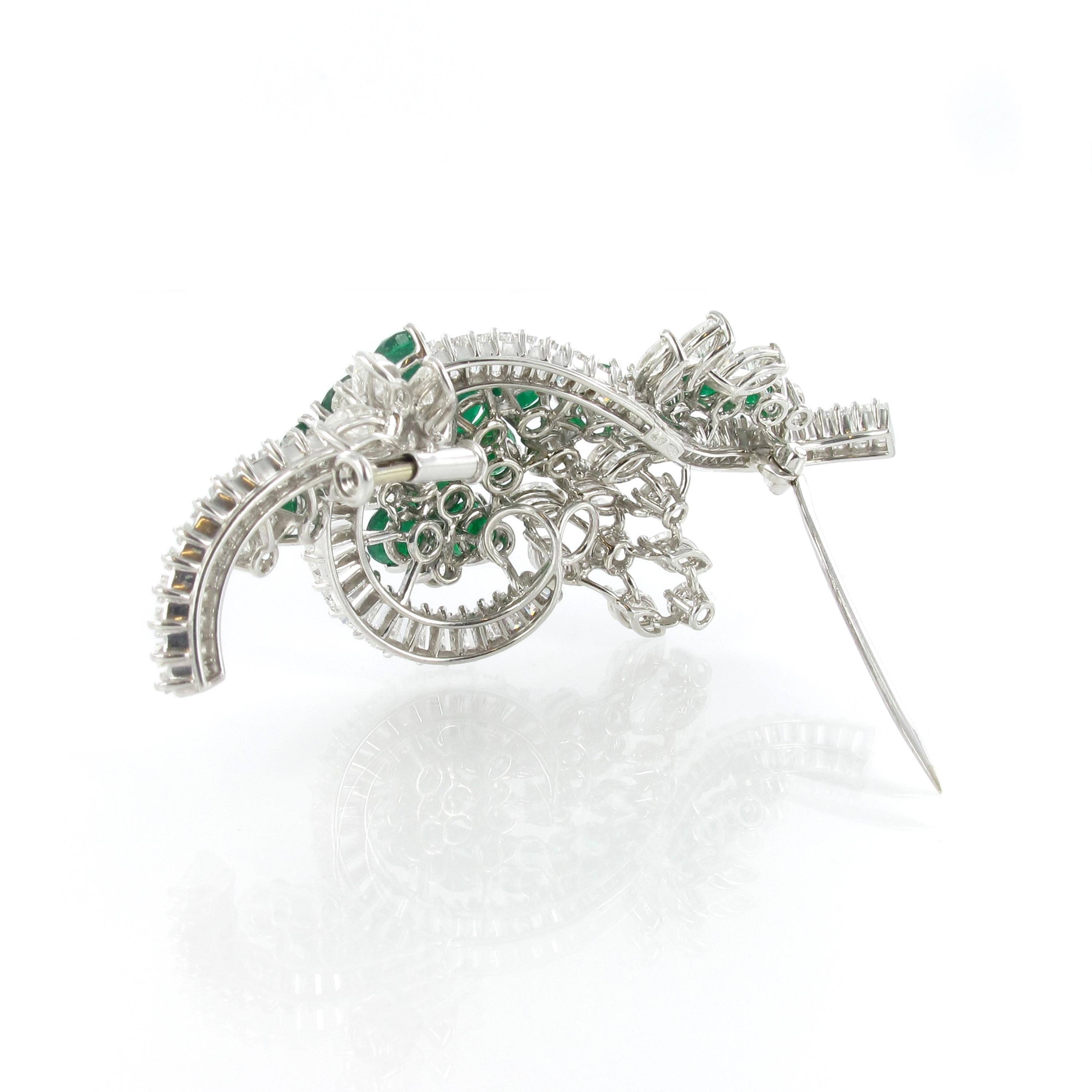 Women's or Men's Emerald And Diamond Brooch in White Gold 750 For Sale