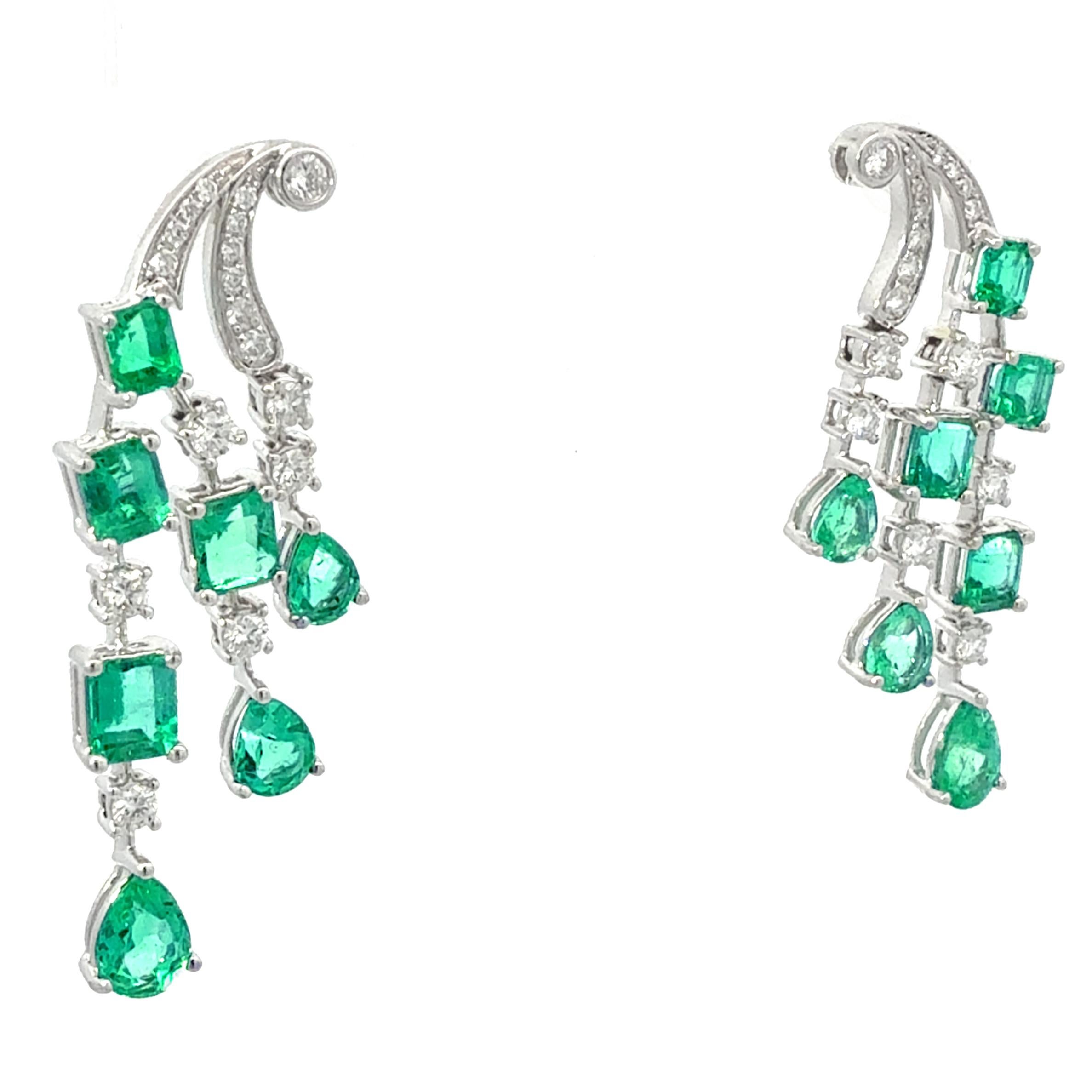 Emerald and Diamond Chandelier Drop Earrings In New Condition For Sale In Beverly Hills, CA