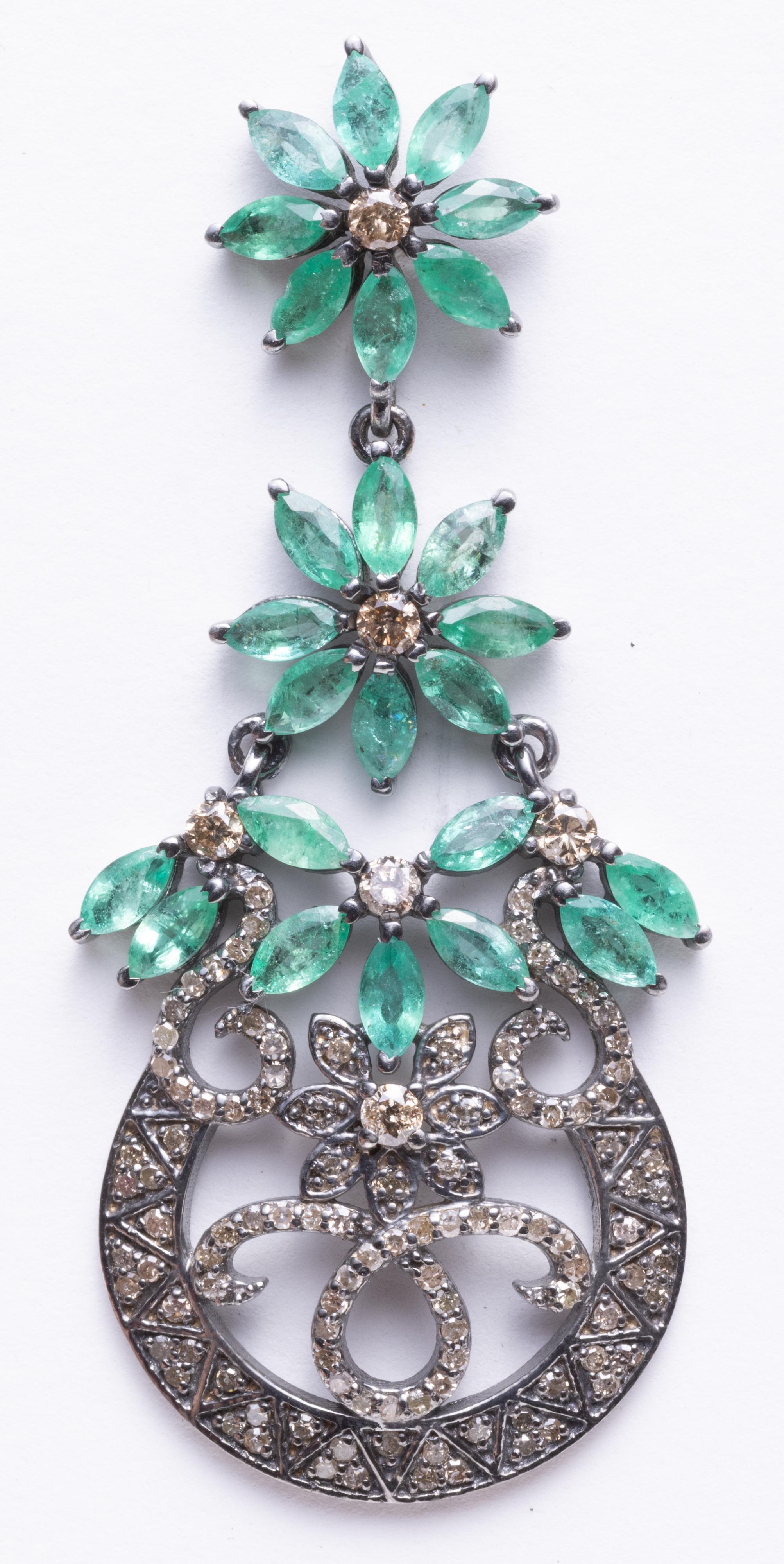 Uno splendido paio di orecchini chandelier con smeraldi taglio marquise che creano un motivo floreale con un diamante rotondo al centro di ogni fiore.  La parte inferiore è costituita da una moltitudine di diamanti rotondi a taglio brillante con