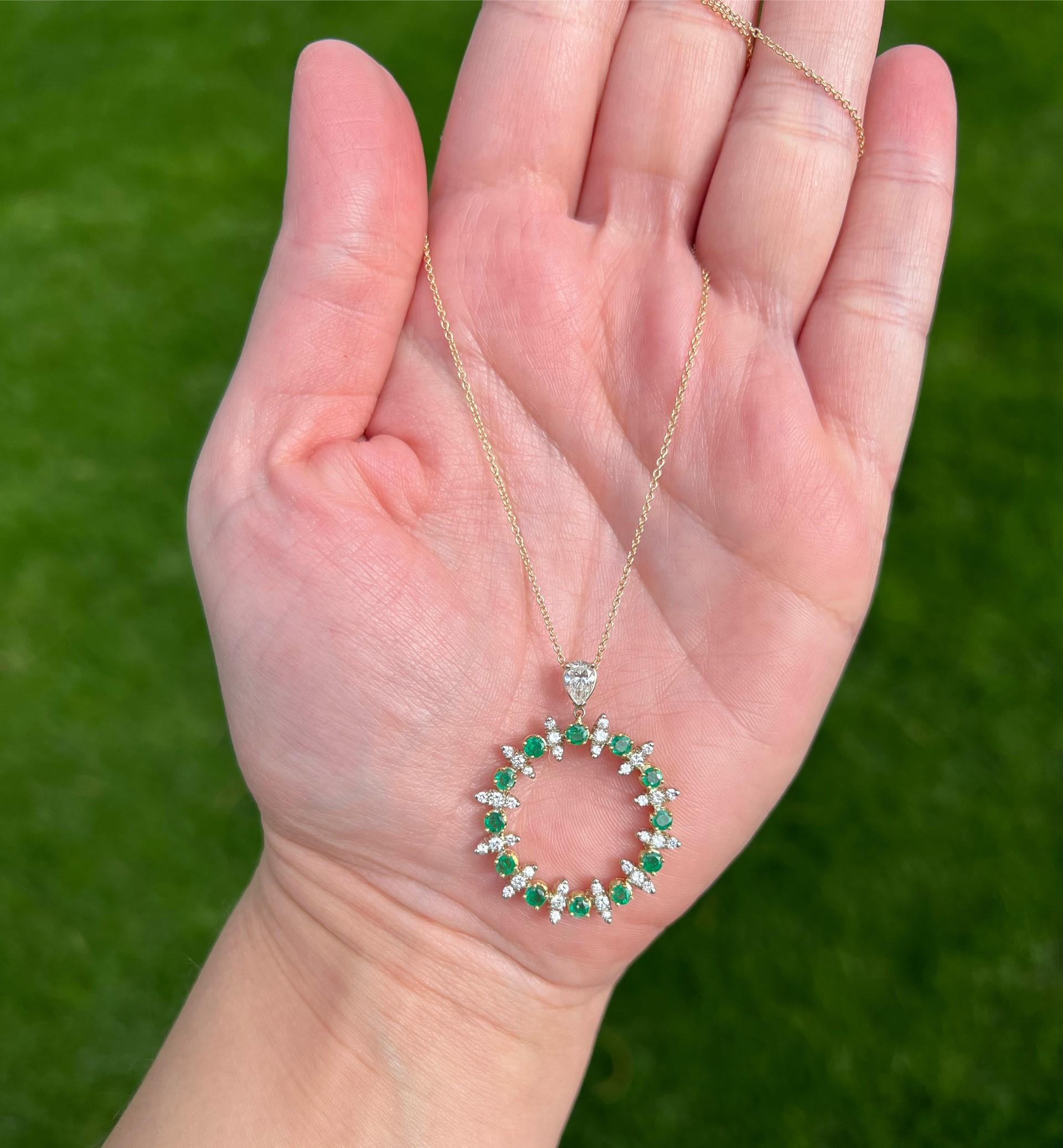 Emerald and Diamond Circle Pendant Necklace In Good Condition For Sale In Phoenix, AZ