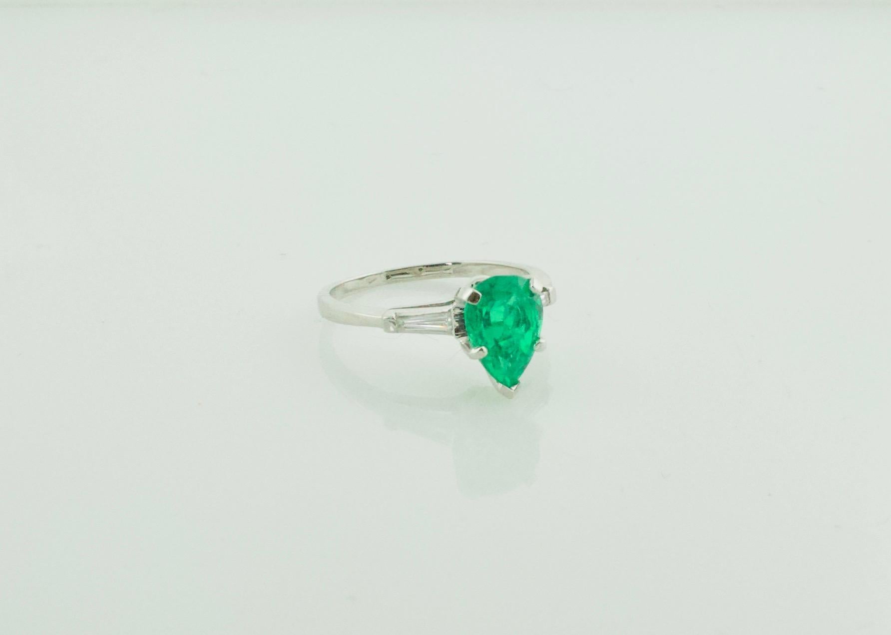 Emerald and Diamond Classic Solitaire Ring in Platinum In Excellent Condition For Sale In Wailea, HI